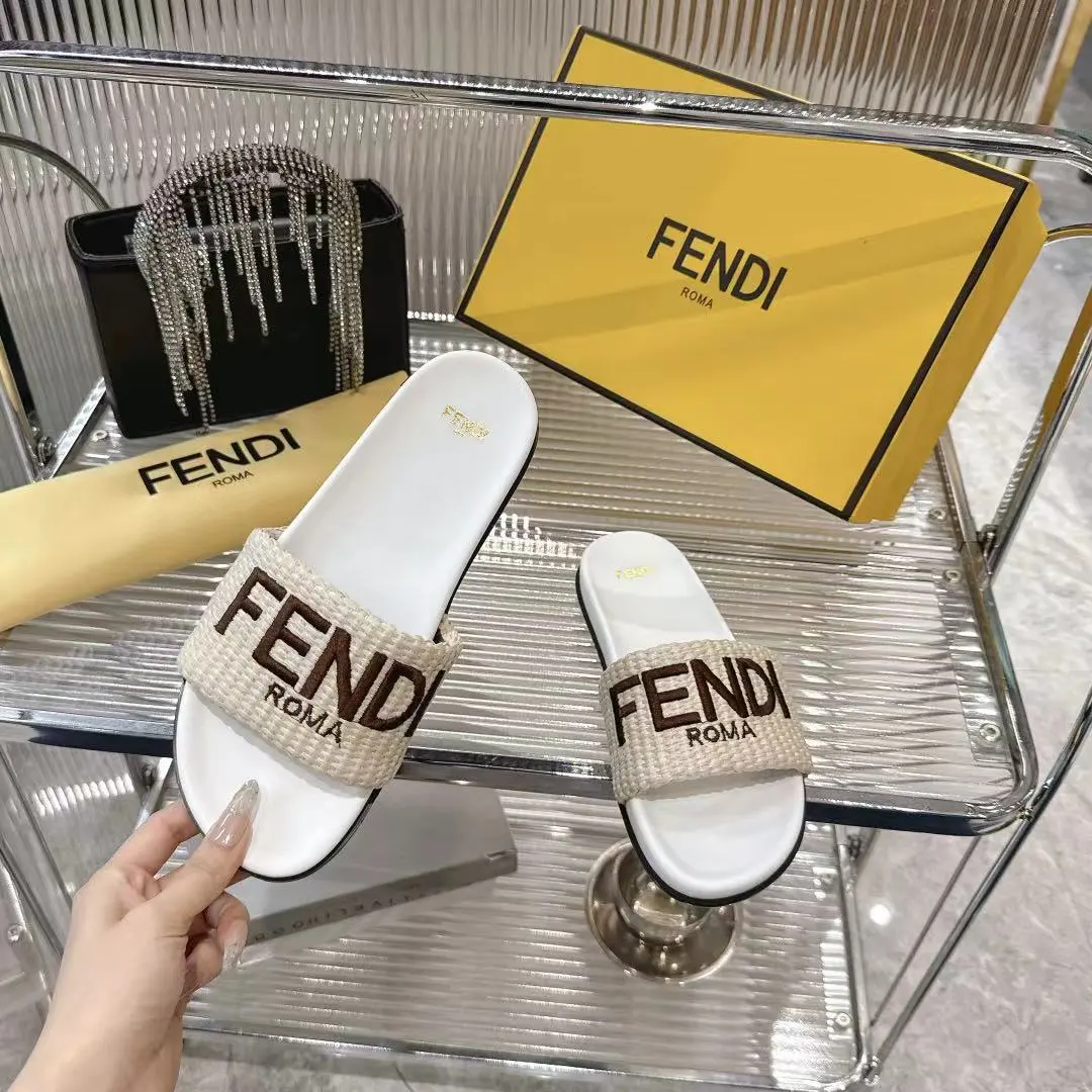 💰180元Fendi 25ss 芬迪系列平底拖鞋 每年必备FF拖今年还加了新的系列，美到无法言喻 绝好的穿着舒适感可是经典必备，各种风格搭配都Hold的住！ ▪面料：进口原版编织 ▪内里：羊皮 ▪跟高：平底/3cm ▪鞋底：原版开模生胶底 ▪Size：35-39（40.41定做）