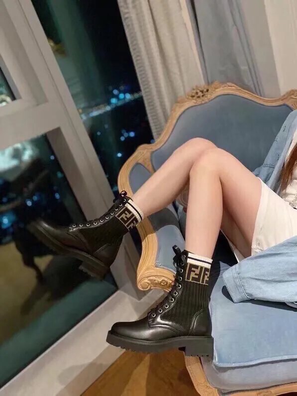 长期有货,,工厂💖p260 🔥🔥经典FenDi马丁靴(专柜都是断货王)各种单品都印上了FF logo…💖💖💖 今年新色🌈🌈🌈logo大气时尚 明星欧阳娜娜 大表姐刘雯都有穿的经典款 材质:原版1:1复刻针织靴筒 鞋面:选用顶级定制哑光一级牛皮 🔥🔥专柜同款大底➰橡胶泡沫底➕耐磨绒沿条 脚感超轻 ~🌺🌺🌺 尺码:35–40:☘️(40.41.42不退换)