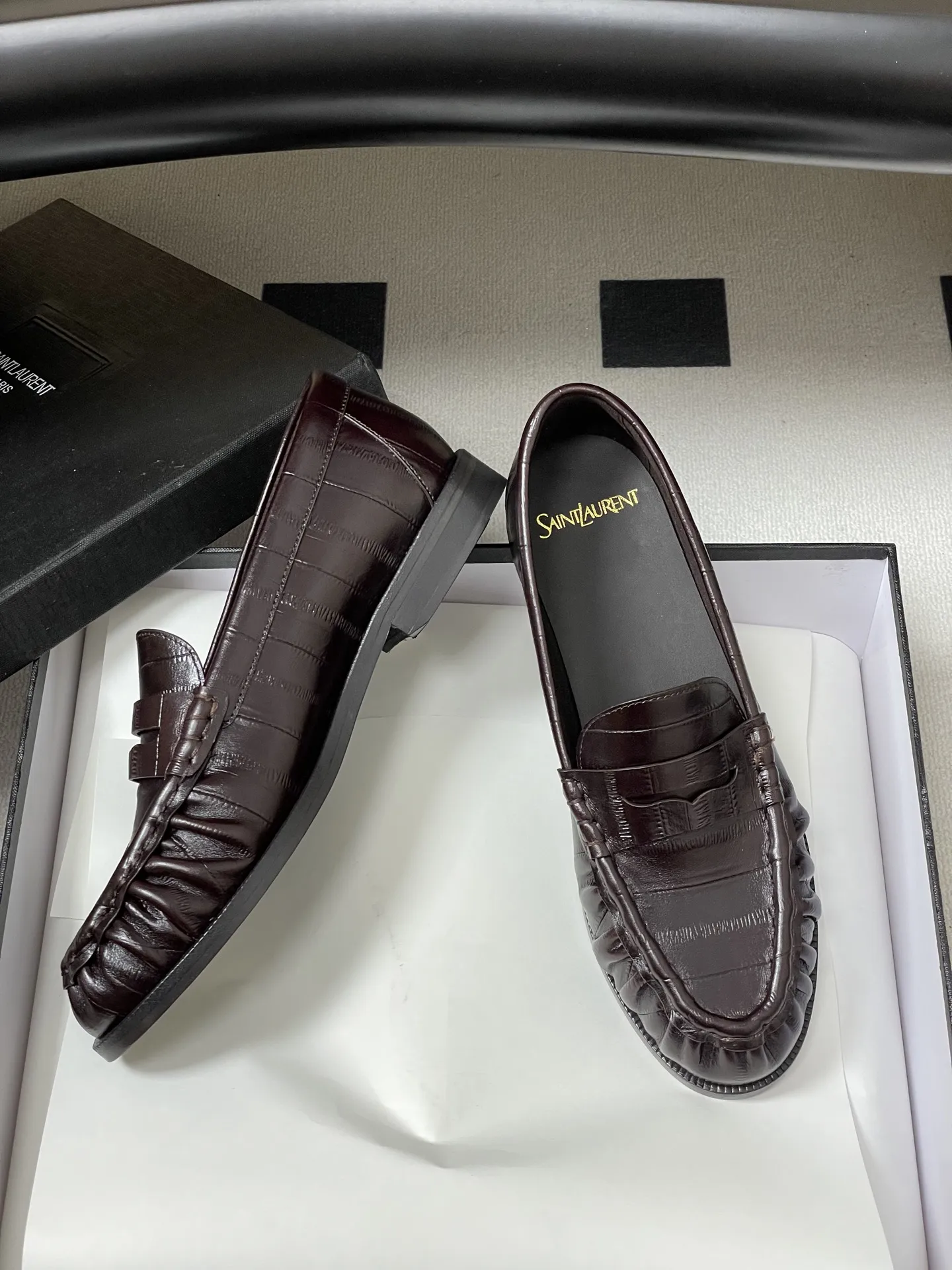 p310-顶级品质 Saint Laurent 圣罗兰fw26 new arrival～ YSL LE LOAFER系列 26Fw春夏新款复古质感鳗鱼纹褶皱乐福鞋/穆勒鞋麂皮绒面老钱风单鞋/半拖鞋一脚蹬休闲鞋 标志性褶皱鞋头+手工莫卡辛缝线，自带复古松弛感；鞋身是乐福鞋经典一脚蹬设计，搭配金属YSL标志，简约又有辨识度。 皮革内衬+真皮大底，质感和舒适度都在线。风格适配性强，既能搭正装（西装/裙装）走精致路线，也能配休闲装，牛仔裤/卫衣，打造松弛感，属于&ldquo;一鞋多穿&rdquo;的轻奢单品。 鞋面：牛皮/胎牛反绒/牛油皮 内里垫脚：丝绸羊皮 鞋底：意大利双层加厚真皮大底 码数：35-39（40.41定做不退换）