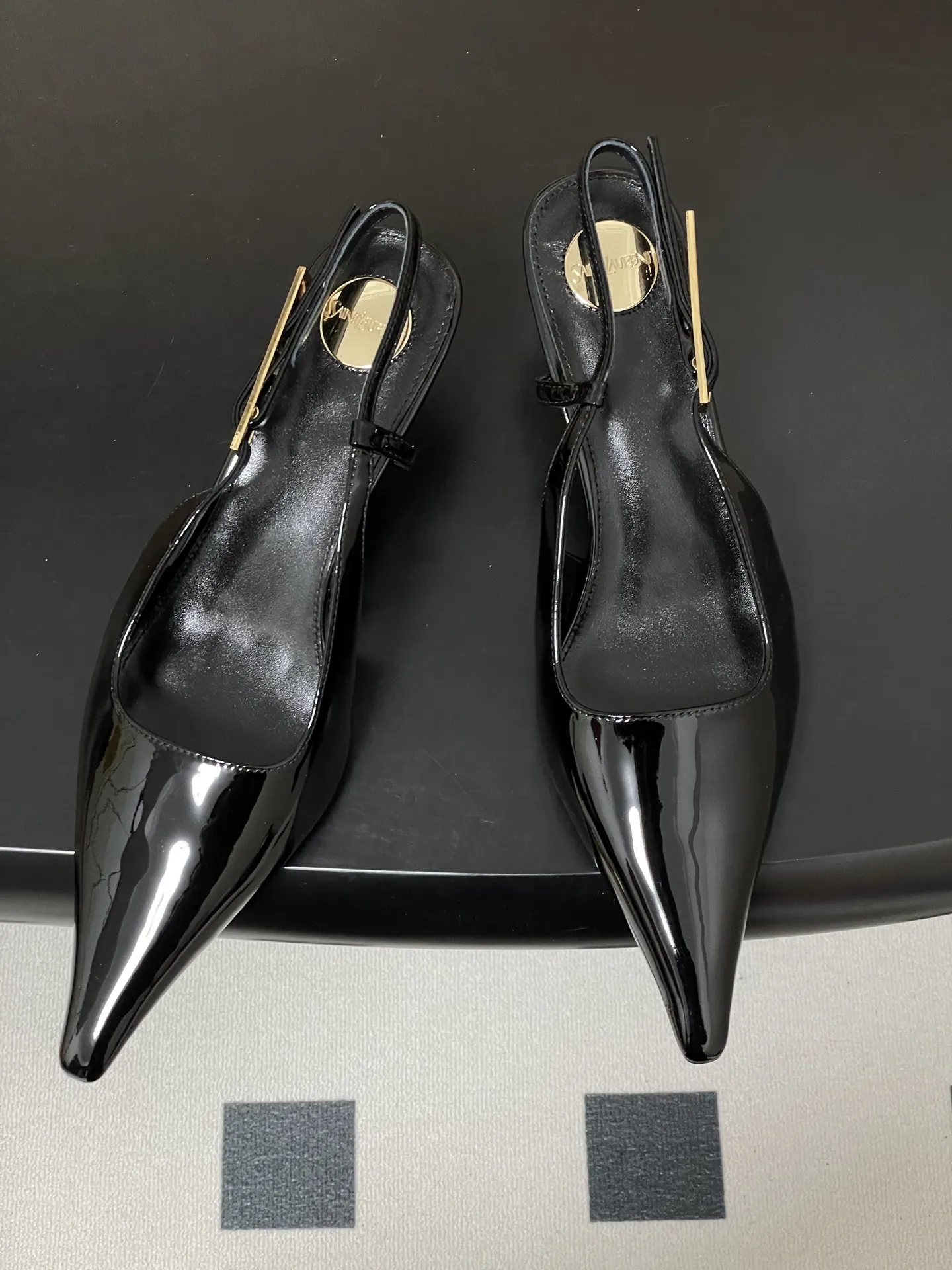 p290- Saint Laurent fw25 new arrival~ YSL圣罗兰2026春夏新款尖头小猫跟后空凉鞋亮面高跟鞋🆕异形金色跟凉鞋 整个鞋非常的简约大气~小尖头更加的精致时髦可以看到我们鞋子侧面是按照人体腿型设计出来的弧度~上脚非常秀气好看不挑人~拉长腿型~适合各种场合搭配~秋冬穿搭必备单品! 鞋面:牛漆皮 内里垫脚:羊皮 鞋底:意大利真皮大底 跟高:5.5cm 码数:35-39(40.41定做不退换)