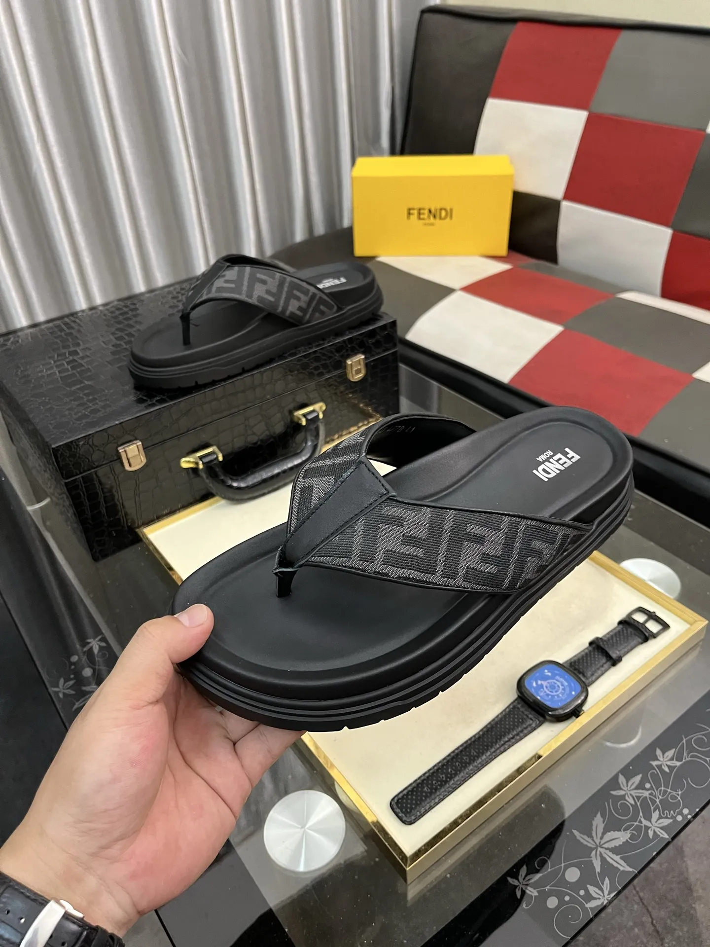 出厂价：180⌚️⌚️芬迪顶级代购🇮🇹 芬 炸街男神春夏拖鞋专柜同步，鞋面意大利进口牛皮搭配标志布面料，高品质复杂拼接工艺品，鞋底：原厂特供原版底，独家活动成型底超级舒适，原厂跟单货，🔍🔍高品质，可随意进出专柜，欢迎对比，码数 38-45
