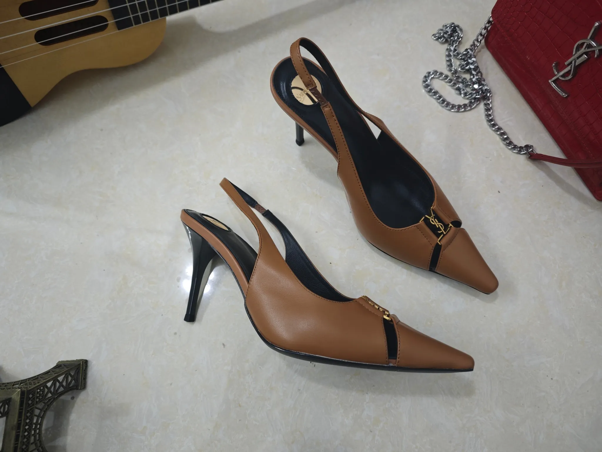 工厂价💰250【Saint Laurent】圣罗兰、高跟ysl字高跟鞋💃2025早春专柜同步最新款、YSL、装饰👠 经典上乘美艳力作 专柜最火秋冬系列 兼备气质 时尚 经典耐看的设计风格 😌上脚效果特别美〰️,材料采用🇮🇹意大利进口小黑牛,进口黑羊皮、内里、垫脚;绵羊皮、细跟高跟鞋,码数35-41码(34.41.42要定做,不退换)大底;进口真皮大底、配专柜全套包装