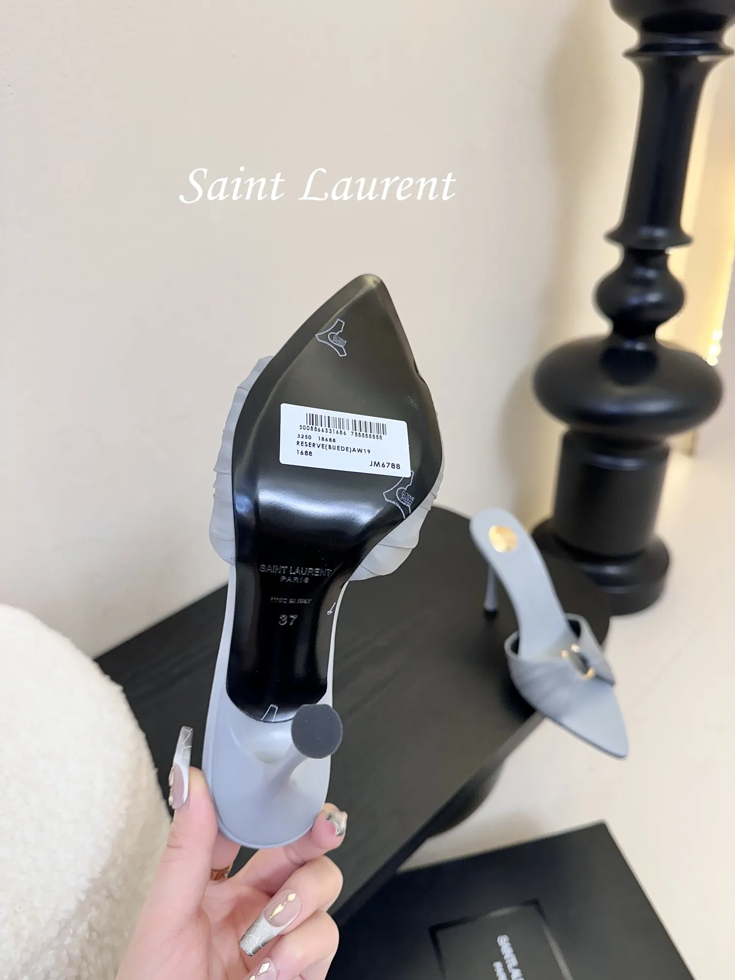 💰260 Saint Laurent / 圣罗兰Lee金属钻链条尖头高跟鞋YSL姐姐的美丽尤物高跟鞋 又是人间圣罗兰 Rose同款的高跟鞋化很好修饰脚型,奢华金属链 这几年SLP是在高跟鞋越来越懂女人了朝摒奔了防水台款的尴尬设计印象ysl绝美高跟鞋 鞋面:真丝 鞋底:真皮大底 跟高:约11cm 尺码:35-42(40-42定制不退不换)