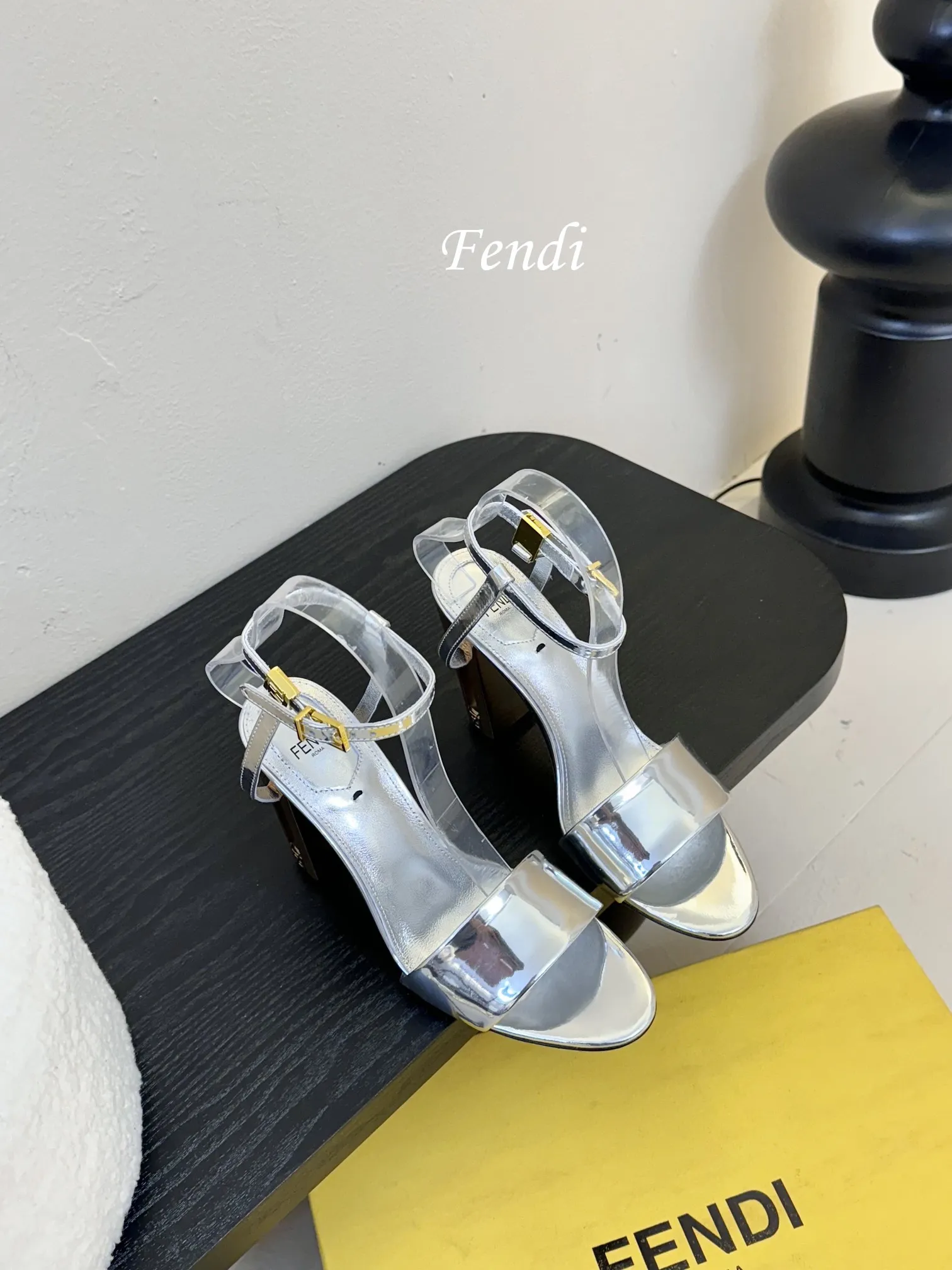 💰265 芬迪𝗙𝗘𝗡𝗗𝗜.❷4 冬季走秀主推系列,新品上线,芬迪家具桌脚设计灵感改创于今年秀场的主推系列鞋履。 各界知名网红、模特明星、名媛首选品牌,最喜欢的高定版本镂空立体 电镀高跟, 【电锈珠片与金属材料制作工艺。】 这个春夏不得不入手的一双高定鞋履, 珠片与金属料+镂空立体电镀高跟+经典大众圆头鞋形,集性感 当季新品,众所周知,Fendi鞋子永远设计为高级感满满的,高端大气上档次且百搭永不过时,时尚潮流追随的脚步却无法落下,每个小女子一生都必须拥有一双F家时装跟鞋。 💪💪💪💪💪💪💪💪💪💪💪 🔰面料:电锈珠片与金属材质。 🔰大底采用高真原色意大利牛皮底,10cm高跟。 🔰内里和垫脚为意制混种绵羊皮。👠 🔰size:35/39(34 40 41 42订做)。