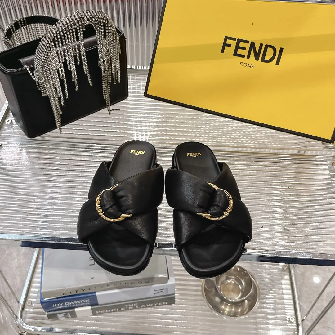 💰210元!Fendi 25ss 芬迪系列平底拖鞋 每年必备FF拖今年还加了新的系列,美到无法言喻 绝好的穿着舒适感可是经典必备,各种风格搭配都Hold的住! ▪面料:羊皮 ▪内里:羊皮 ▪跟高:平底/3cm ▪鞋底:原版真皮大底 ▪Size:35-39(40.41定做)