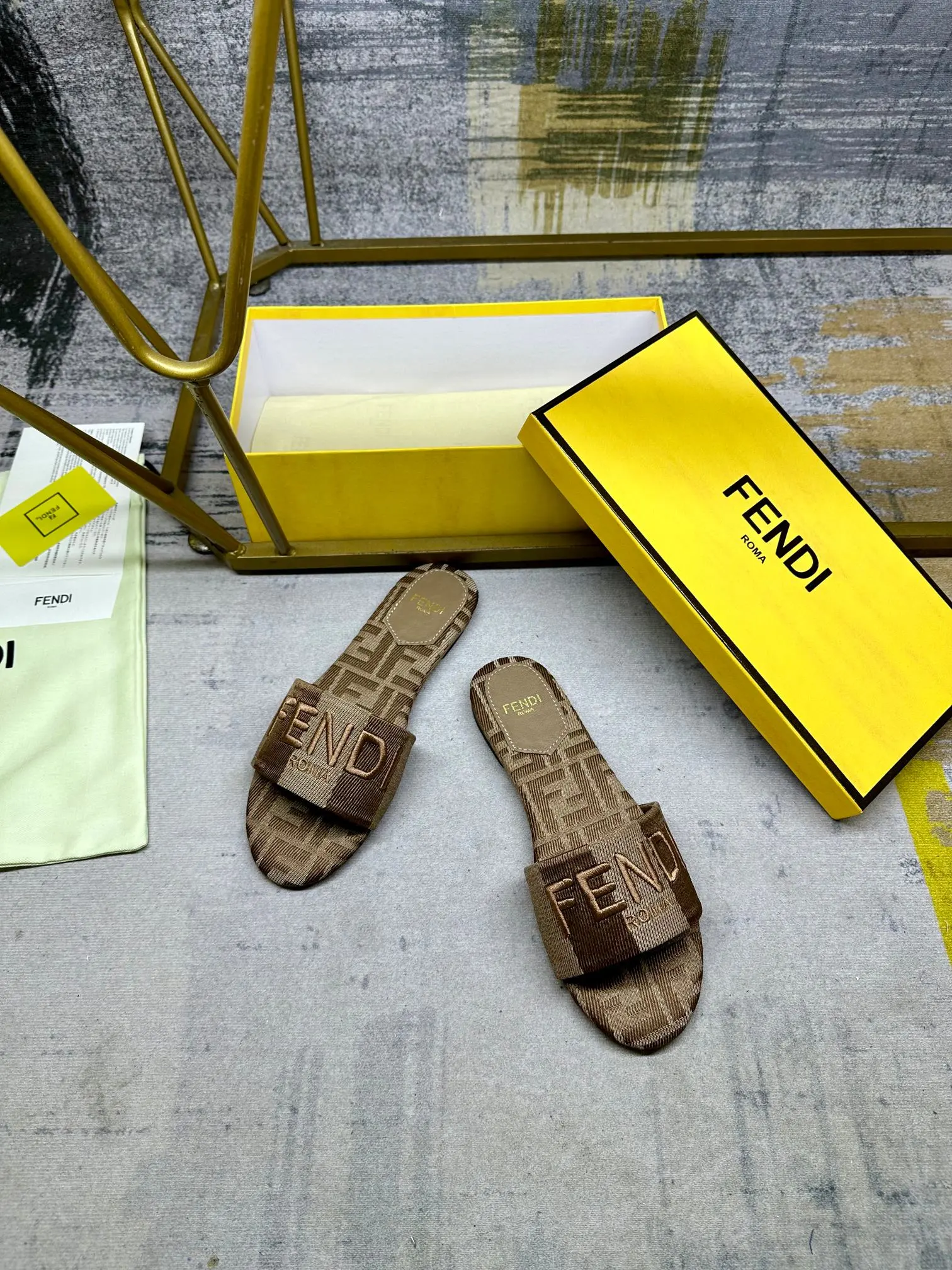 FENDI最新爆款，宽饰带平底拖鞋，条纹帆布材料+同色皮边缘，FF提花帆布鞋垫，同色羊皮垫脚，35-42码，橡胶大底p160，真皮大底p190