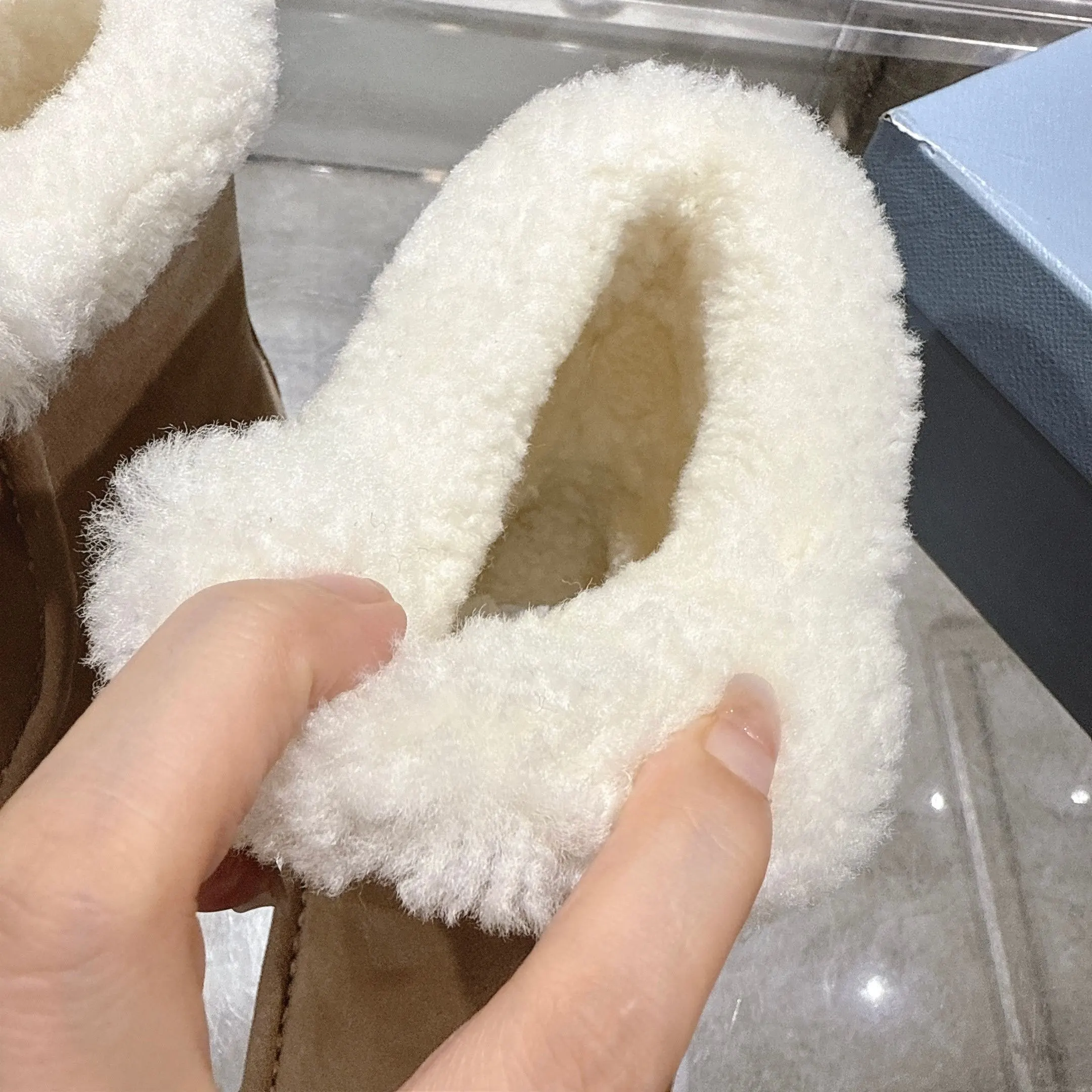 350!最新款普拉达,此款绒面牛皮革短靴结合橡胶厚底与柔软的羊皮毛衬里设计,勾勒利落线条,融入现代细节。 带衬里 涂珐琅三角形金属徽标 靴筒:14厘米 厚底,50毫米 凹凸纹1:1原版大底 凹口沿条 颜色:5 码数:35-42