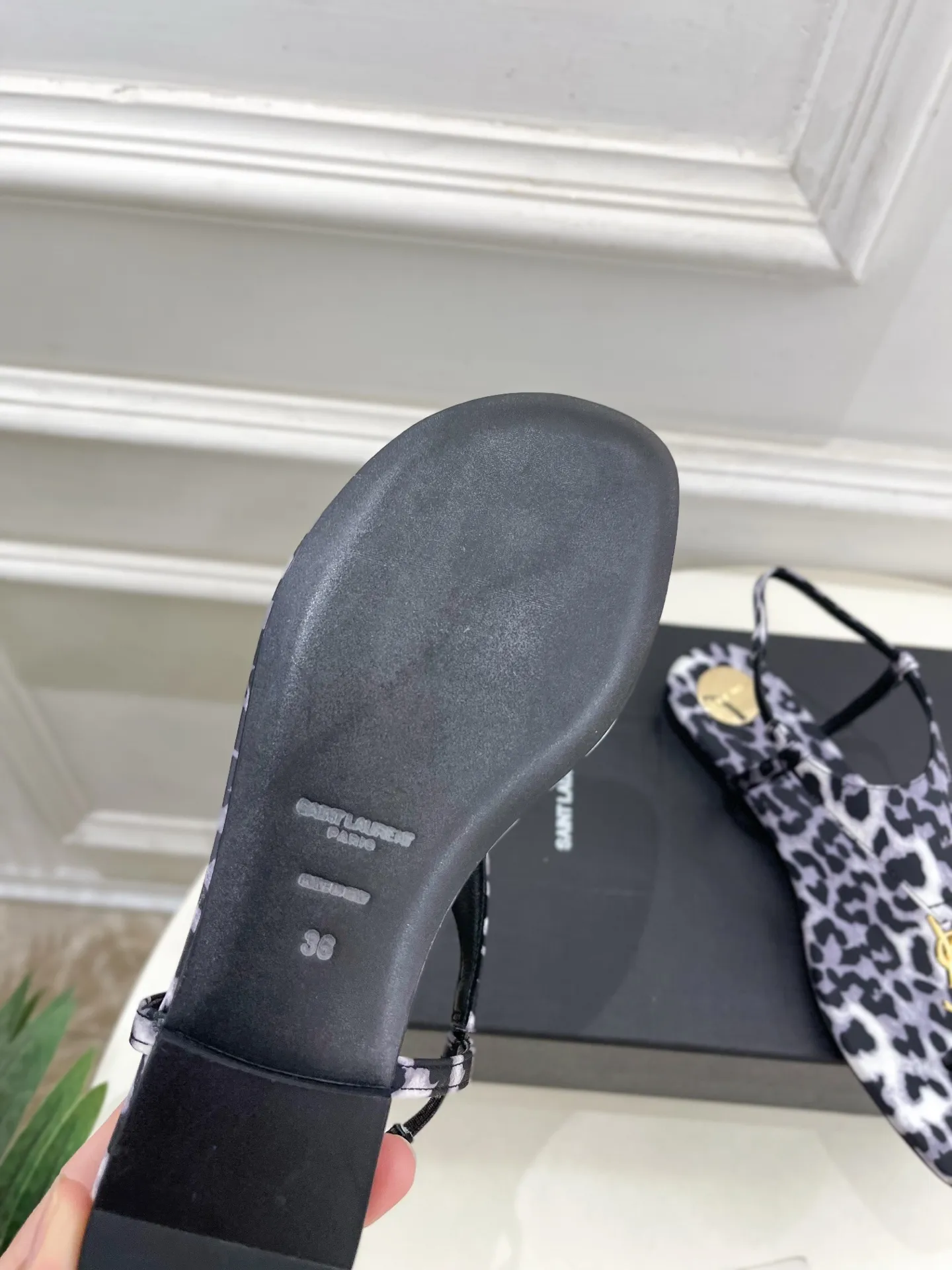 SAIN*LAURENT 圣罗兰 2025早春新品 YSL 夹脚凉鞋上新☑️ &mdash;&mdash;&mdash;&mdash;&mdash;&mdash;&mdash;&mdash;&mdash;&mdash;&mdash;&mdash;&mdash;&mdash; 顶级版‼️YSL超美的一款 以全新的诠释方式首发！极简主义风格 设计超级修饰腿型 复古时髦风格 随意搭配都好看！ 鞋面：原版定制布料 内里：进口混种羊皮 大底：意大利真皮大底 跟高：平底 码数：35-39（34、40可定做） 价格：💰250