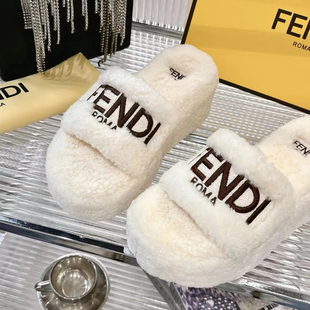 l新款 FENDI 芬迪毛毛拖，专柜原装正版原版复刻爆款来袭✨今天给你们分享这款超火的 FENDI 芬迪毛毛拖！👏 🐑采用原版羊羔毛，质感无敌，摸上去那叫一个柔软舒服，就像踩在云朵上☁️，而且真的是超级暖和 👠全真皮羊羔毛材质，尽显原版品质，从鞋面到鞋垫，每一处细节都彰显着精致与奢华。 😎上脚效果更是惊艳，不仅好看时尚，还能瞬间提升整体穿搭的格调，让你成为街头的时尚焦点。 🎁原版包装，仪式感满满。 📏码数:35 -40 码出厂价💰240元
