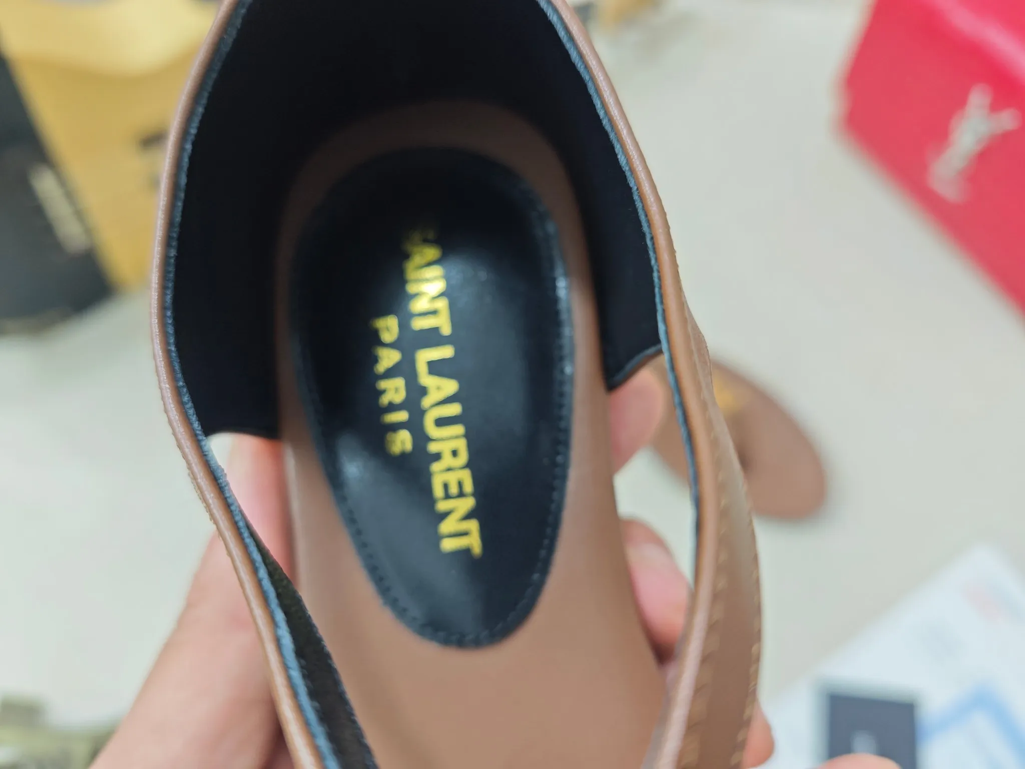 💰240【Saint Laurent】圣罗兰、平板夹脚凉鞋💃2025早春专柜同步最新款、YSL、Logo字母钻扣装饰👠 经典上乘美艳力作 专柜最火春夏系列 兼备气质 时尚 经典耐看的设计风格 😌上脚效果特别美〰️饰扣金色扣,材料采用🇮🇹意大利进口小黑牛,黑漆皮,卡其色经典工艺,、内里、垫脚;绵羊皮、 码数34-41码(34.41./42要定做,不退换)大底;进口真皮大底、配专柜全套包装