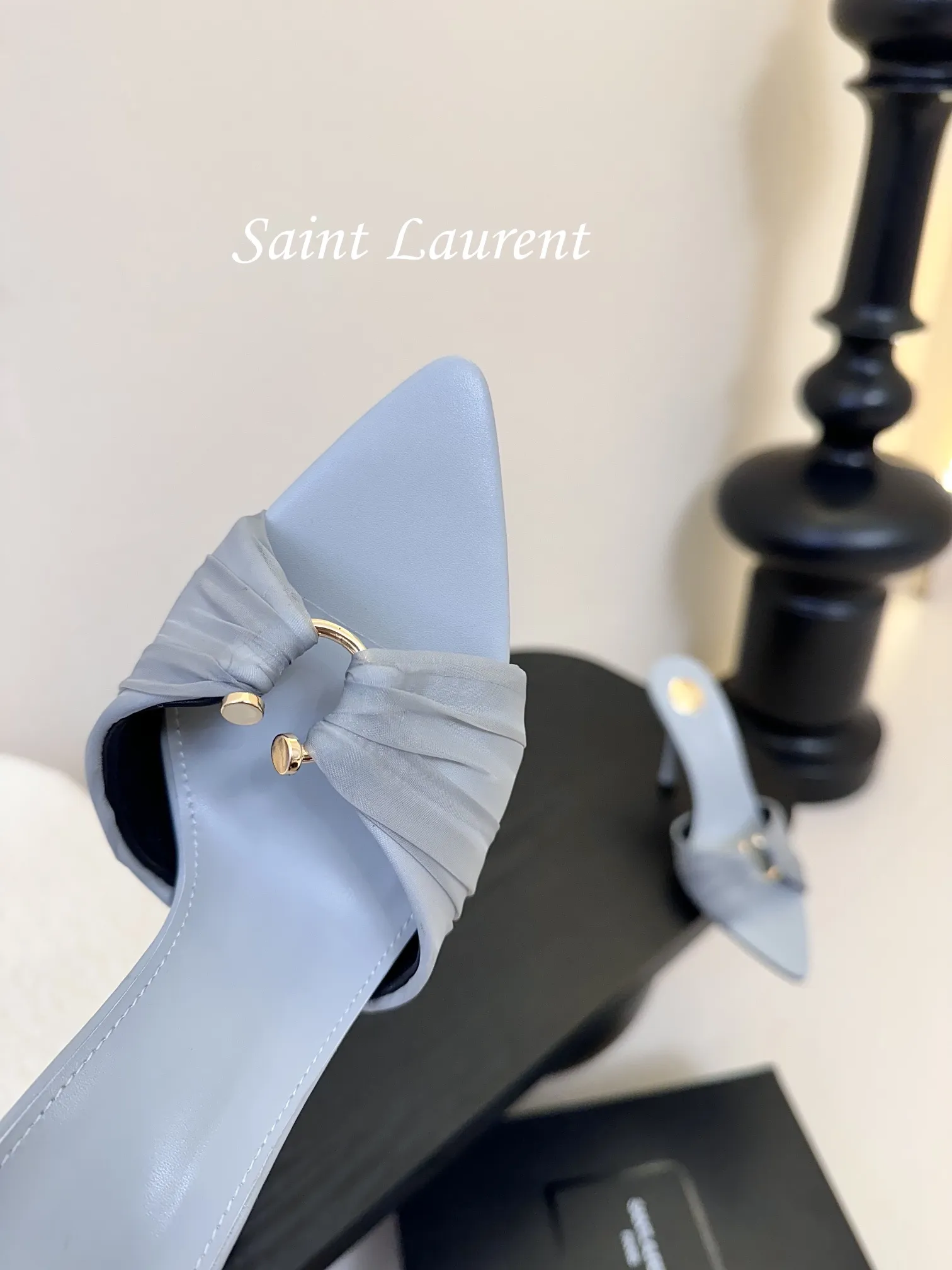 💰260 Saint Laurent / 圣罗兰Lee金属钻链条尖头高跟鞋YSL姐姐的美丽尤物高跟鞋 又是人间圣罗兰 Rose同款的高跟鞋化很好修饰脚型,奢华金属链 这几年SLP是在高跟鞋越来越懂女人了朝摒奔了防水台款的尴尬设计印象ysl绝美高跟鞋 鞋面:真丝 鞋底:真皮大底 跟高:约11cm 尺码:35-42(40-42定制不退不换)