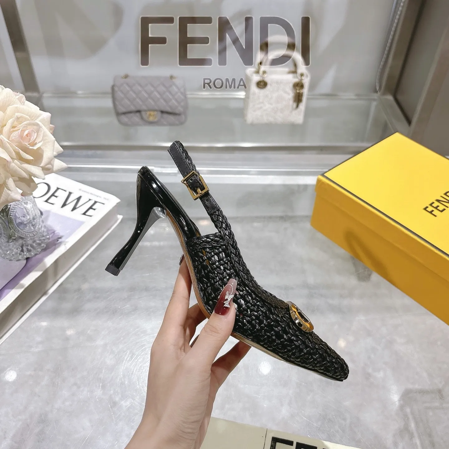 🎉🆕𝙁𝙀𝙉𝘿𝙄 🆕 | 芬迪 2025🆕🙌 编织镂空系带露跟高跟鞋凉鞋💯 〰 〰 🆕 🆕🆕 〰 〰 💯 出厂价: ♡真皮大底:300💰 ♡〰 ɪɴғᴏʀᴍᴀᴛɪᴏɴ 〰 ♡ Fendi编织镂空性感高跟鞋。 手工编织皮革镂空透气柔软清爽面料~~鞋侧高端金属扣系带开合精简利落✨ 高级编织精美鞋面&重工镶钻金色金属五金扣,搭配出质感奢华高贵 线条流畅优美 精湛工艺在每一处细节尽显,穿上就气场十足~👍🔝。 ♡面料:手工编织皮革&特级羊皮。 特级羊皮里羊皮 垫脚 颜色:优雅黑、银光色 . 棕黄色. 纯白色。 ♡跟高:8. 𝒄𝒎 ♡Size:35-41(41定做不予退换,先付款后生产❤️ )