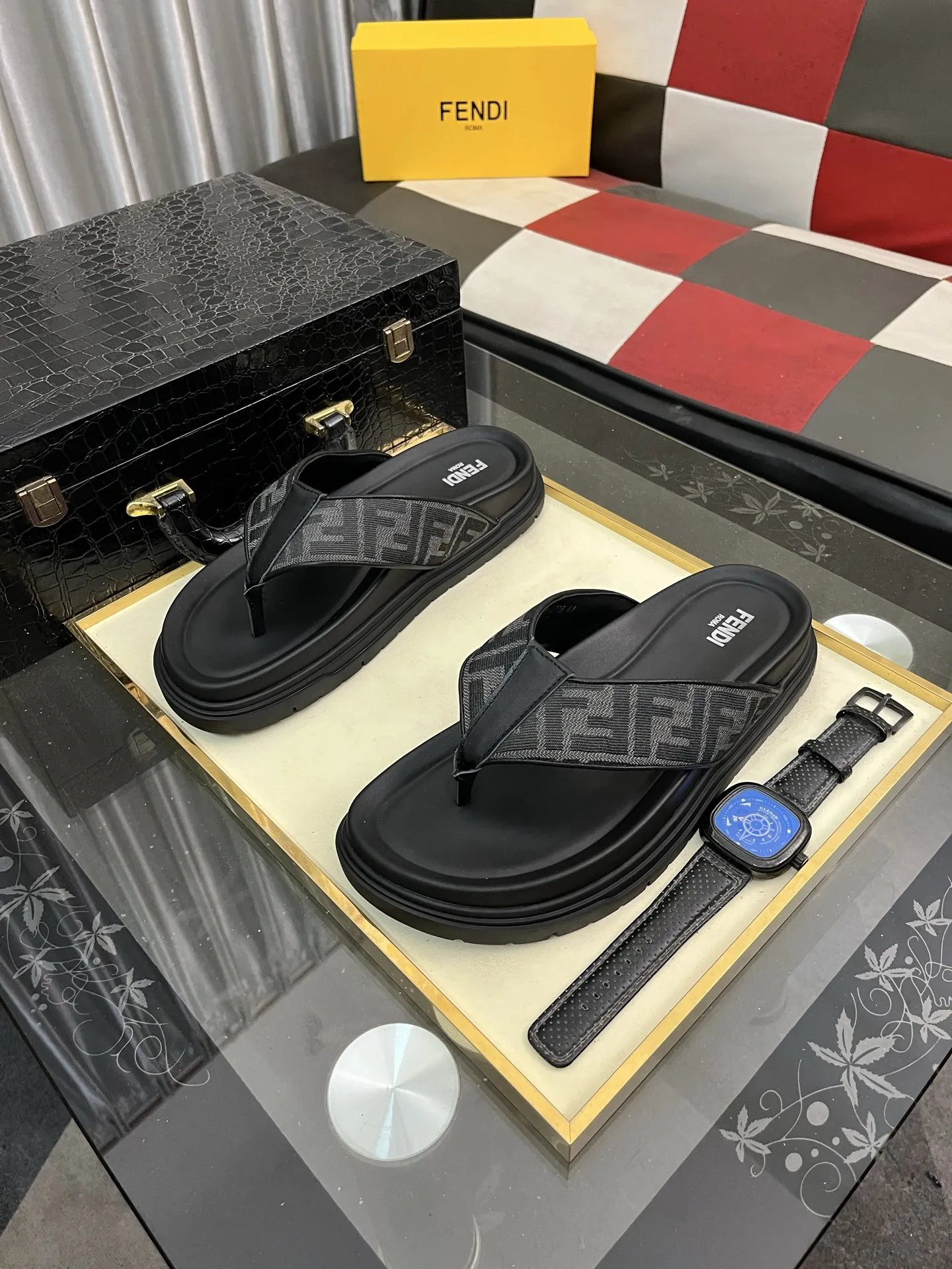 出厂价:180⌚️⌚️芬迪顶级代购🇮🇹 芬 炸街男神春夏拖鞋专柜同步,鞋面意大利进口牛皮搭配标志布面料,高品质复杂拼接工艺品,鞋底:原厂特供原版底,独家活动成型底超级舒适,原厂跟单货,🔍🔍高品质,可随意进出专柜,欢迎对比,码数 38-45