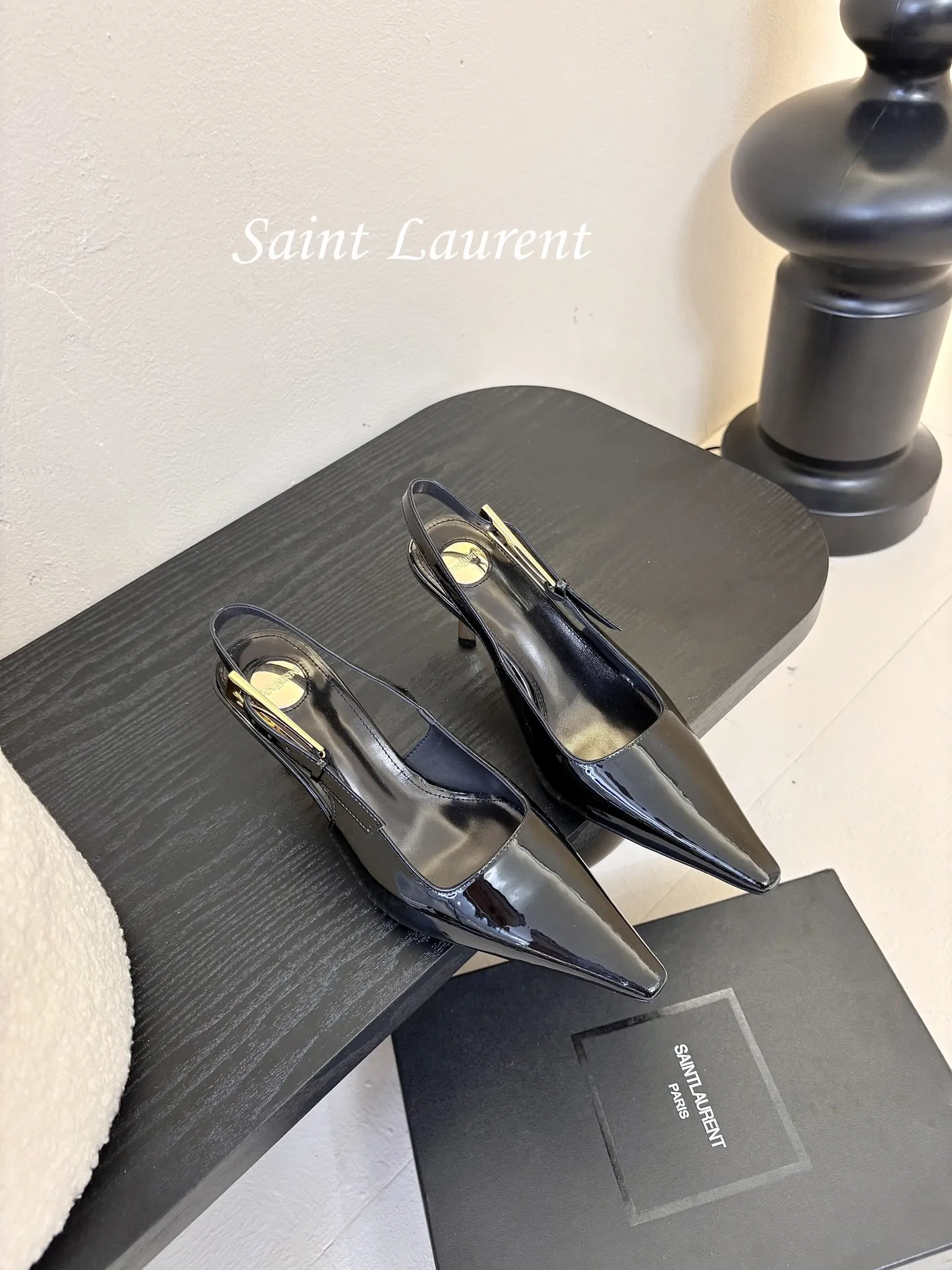 💰270 独家爆品 Saint Lauren* 小金条高跟鞋 依日延续以往的高级和优雅ysl 小金条鞋跟真的太好看啦! Saint Laurent 方形尖头露跟高跟鞋 小金条鞋跟真的充分突显利落极简 年会聚会party必备 秒杀全场款 太吸睛了 鞋面:定制牛漆皮 大底:真皮大底 跟高:6.5CM 码数:35-40(40定制不退换