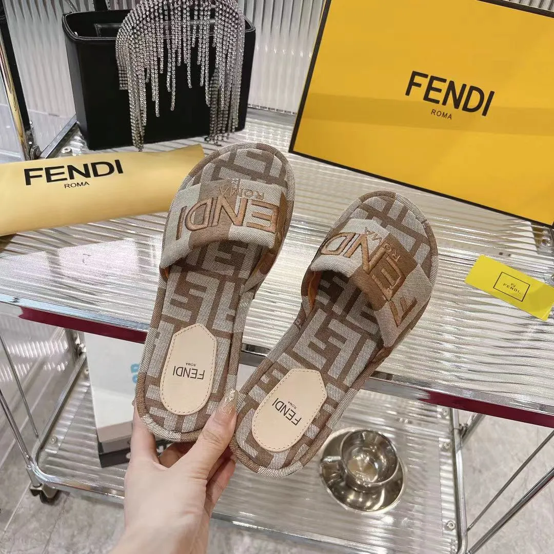 P200元，𝐅𝐄𝐍𝐃*芬迪全新力作来袭！经典爆款的懒人拖，拥有顶级品质，乃是跑量爆款！请认准咱家的品质与做工哟！ 🆚 ꫛꫀꪝ Go➫ 其材质为：进口原版编织材质，内里统统采用山羊皮，还有原版的耐磨防滑大底。码数为 35 至 41，[40、41 可定制]。