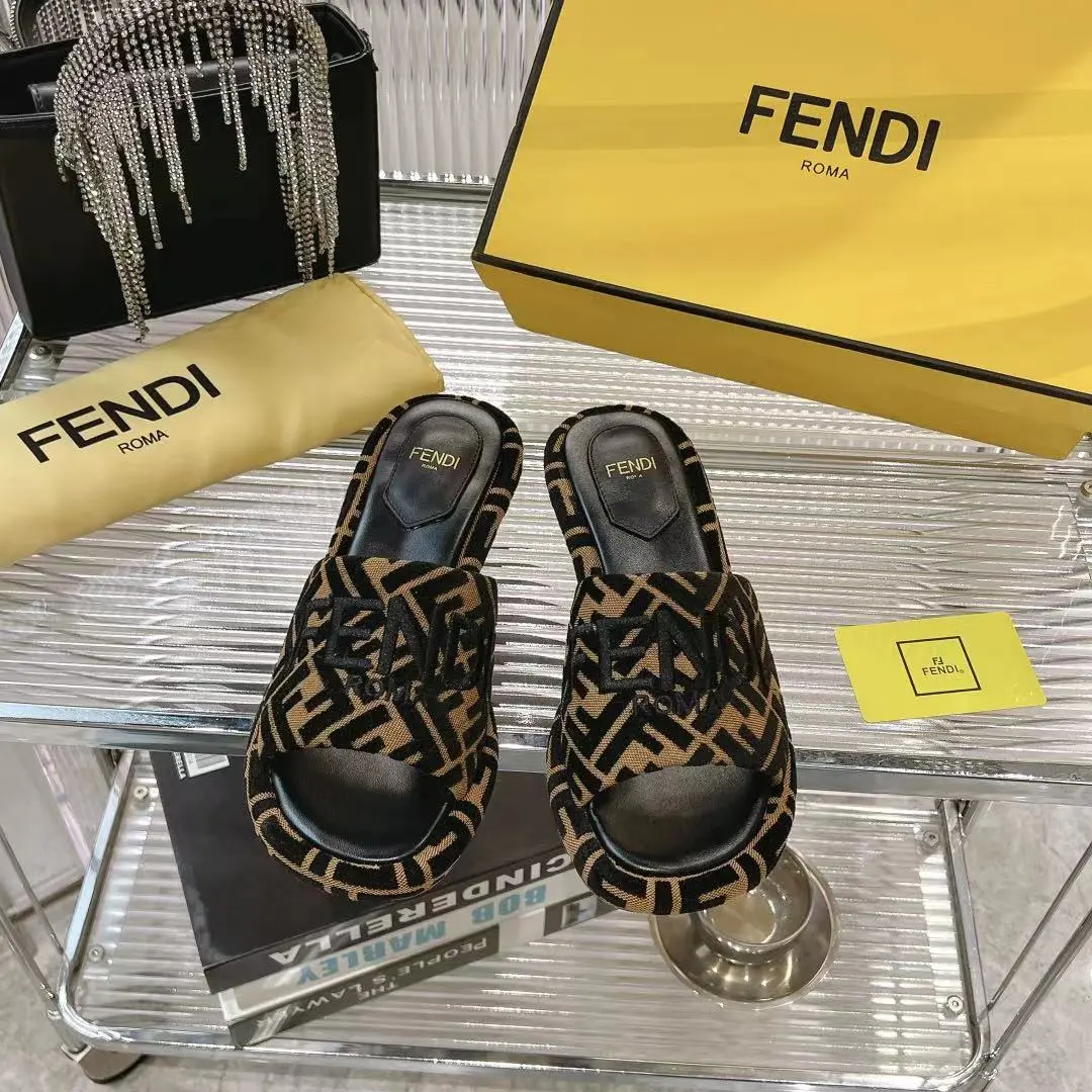 2025新款Fendi芬迪家的水台拖鞋全新上线,这波新品简直杀疯了💥每年必火的FF拖,今年又玩出新花样,新加入的水台设计,直接美到失语🤯。脚感舒适到不想脱,经典地位稳稳拿捏,不管是甜妹风、酷飒风,还是休闲风,它都能完美适配,时尚感狠狠拿捏住! 🪡面料用的是原版进口布料,搭配超精致的电绣工艺,内里是柔软亲肤的羊皮,真皮大底耐磨又有质感,每一处细节都在彰显高级。 🍬跟高:4.5cm 🍬尺码:35 - 41(41定做,不退不换) 🍬出厂价:220元,