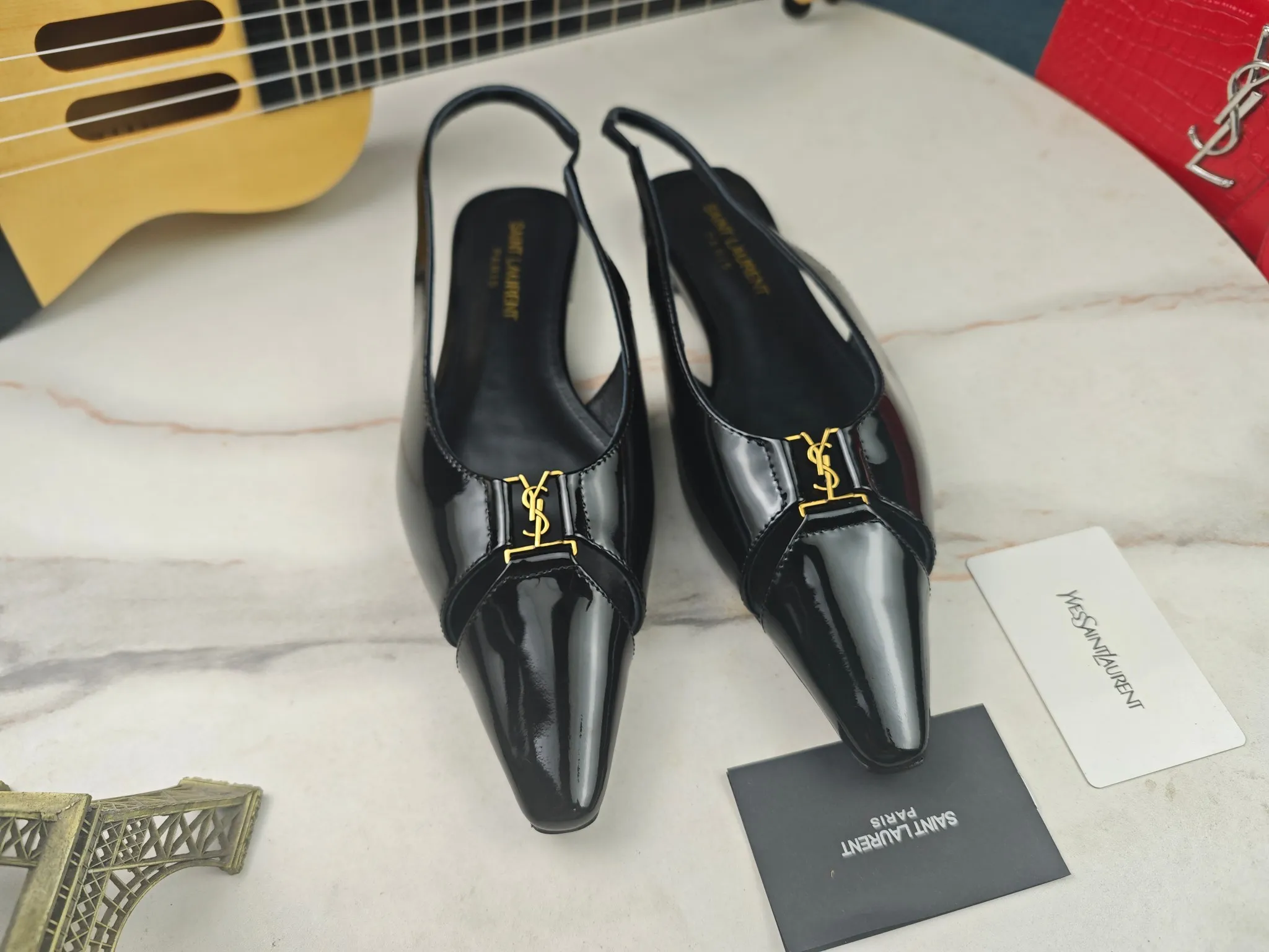 工厂价💰250【Saint Laurent】圣罗兰、平跟ysl字凉鞋💃2024早秋专柜同步最新款、YSL、装饰👠 经典上乘美艳力作 专柜最火春夏系列 兼备气质 时尚 经典耐看的设计风格 😌上脚效果特别美〰️,材料采用🇮🇹意大利进口小黑牛,进口黑漆皮、内里、垫脚;绵羊皮、平跟凉鞋,码数35-41码(34.41.42要定做,不退换)大底;进口真皮大底、配专柜全套包装