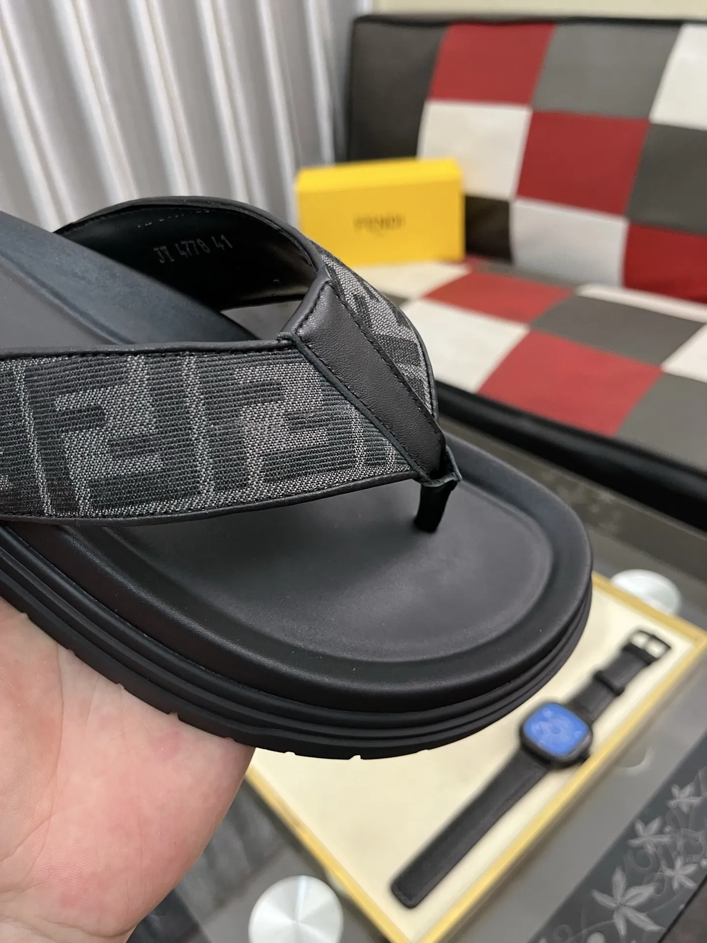 出厂价：180⌚️⌚️芬迪顶级代购🇮🇹 芬 炸街男神春夏拖鞋专柜同步，鞋面意大利进口牛皮搭配标志布面料，高品质复杂拼接工艺品，鞋底：原厂特供原版底，独家活动成型底超级舒适，原厂跟单货，🔍🔍高品质，可随意进出专柜，欢迎对比，码数 38-45