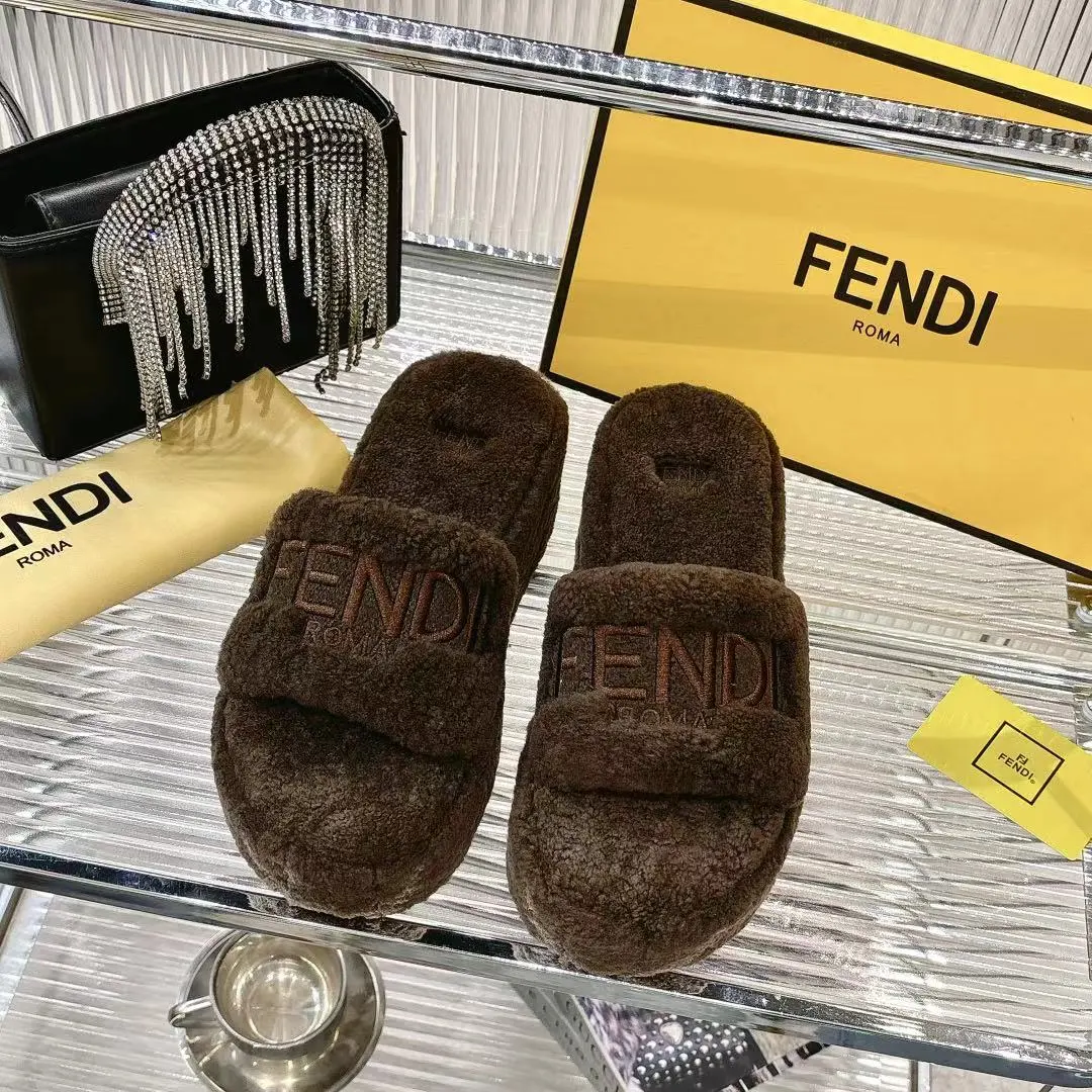 l新款 FENDI 芬迪毛毛拖，专柜原装正版原版复刻爆款来袭✨今天给你们分享这款超火的 FENDI 芬迪毛毛拖！👏 🐑采用原版羊羔毛，质感无敌，摸上去那叫一个柔软舒服，就像踩在云朵上☁️，而且真的是超级暖和 👠全真皮羊羔毛材质，尽显原版品质，从鞋面到鞋垫，每一处细节都彰显着精致与奢华。 😎上脚效果更是惊艳，不仅好看时尚，还能瞬间提升整体穿搭的格调，让你成为街头的时尚焦点。 🎁原版包装，仪式感满满。 📏码数:35 -40 码出厂价💰240元