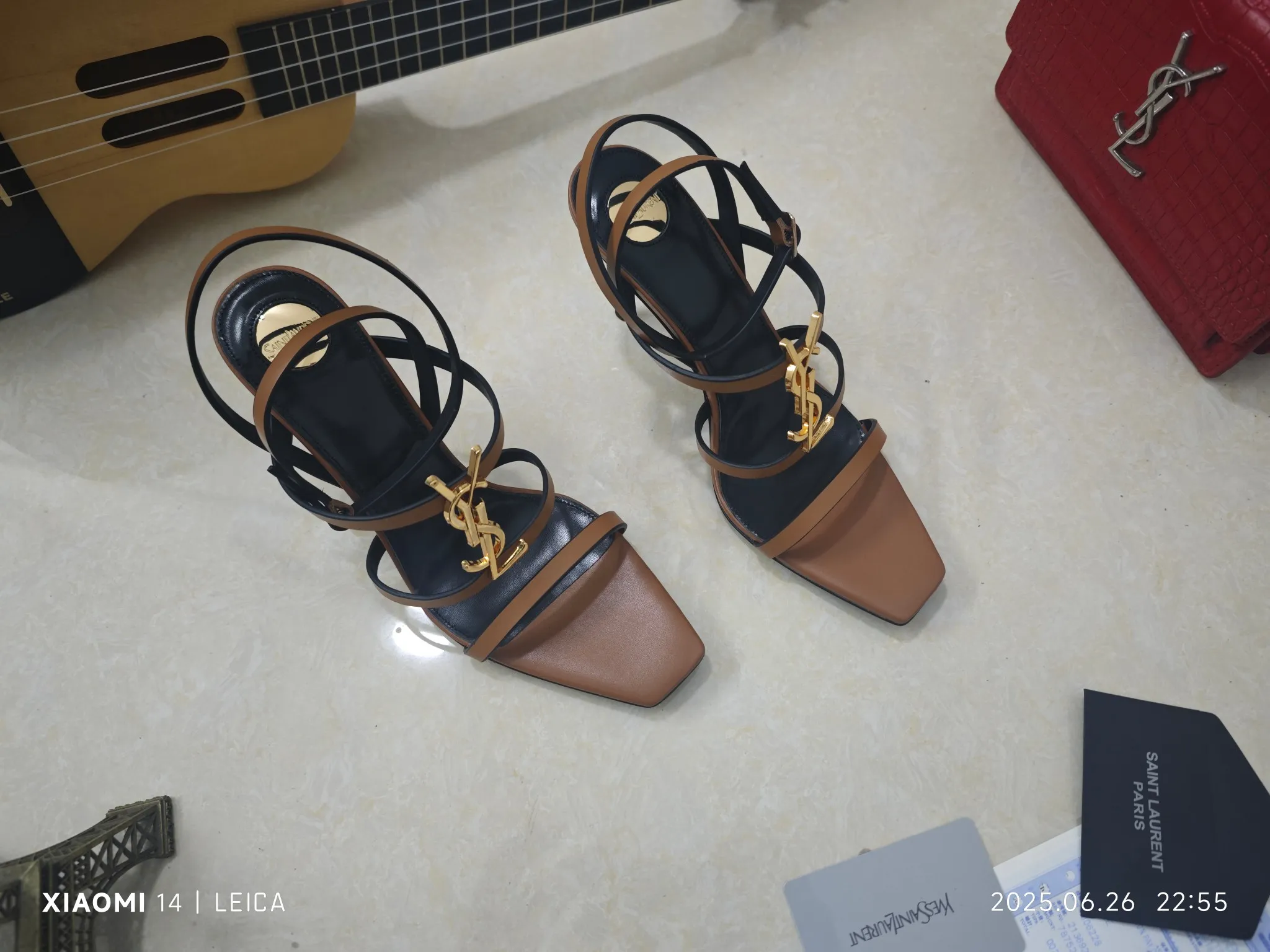 工厂价💰240【Saint Laurent】圣罗兰、细跟ysl字凉鞋💃2025早秋专柜同步最新款、YSL、装饰👠 经典上乘美艳力作 专柜最火春夏系列 兼备气质 时尚 经典耐看的设计风格 😌上脚效果特别美〰️,材料采用🇮🇹意大利进口小黑牛,进口黑漆皮、内里、垫脚;绵羊皮、跟高 细跟9cm 码数35-41码(34.41.42要定做,不退换)大底;进口真皮大底、配专柜全套包装