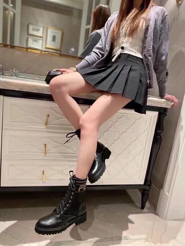 长期有货，，工厂💖p260 🔥🔥经典FenDi马丁靴（专柜都是断货王）各种单品都印上了FF logo&hellip;💖💖💖 今年新色🌈🌈🌈logo大气时尚 明星欧阳娜娜 大表姐刘雯都有穿的经典款 材质:原版1:1复刻针织靴筒 鞋面:选用顶级定制哑光一级牛皮 🔥🔥专柜同款大底➰橡胶泡沫底➕耐磨绒沿条 脚感超轻 ～🌺🌺🌺 尺码:35&ndash;40:☘️(40.41.42不退换)