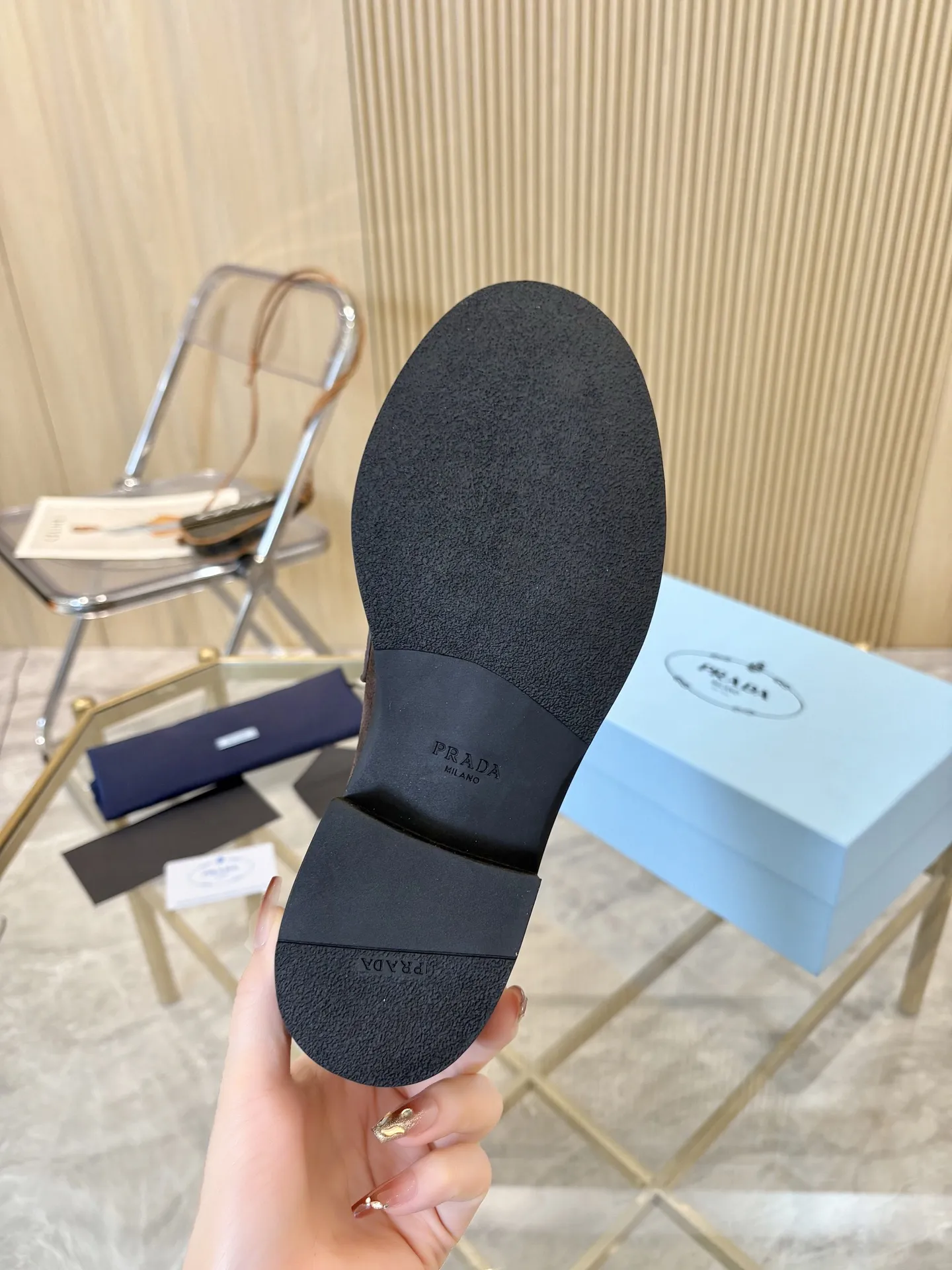 Prad顶级版本! 精品品质✅已认证💯 经典爆款prada普拉达最高版本1:1复刻。 春秋四季乐福德比鞋,经典银黑三角标, 搭配鞋面Logo微标细节,4.5cm跟高, 上脚舒适瘦腿, 引领时尚的小姐姐网红们最爱。 颜色:黑色,白色,黑/白, 鳄鱼纹,豹纹,咖啡色 包装:配专柜合格证,卡片, 纯棉布袋包装出货。 女款:34-41(34.40.41 须订做) 男款:39-46(39.45.46须订做) P S:女款240(男款加20)鳄鱼纹,马毛加10