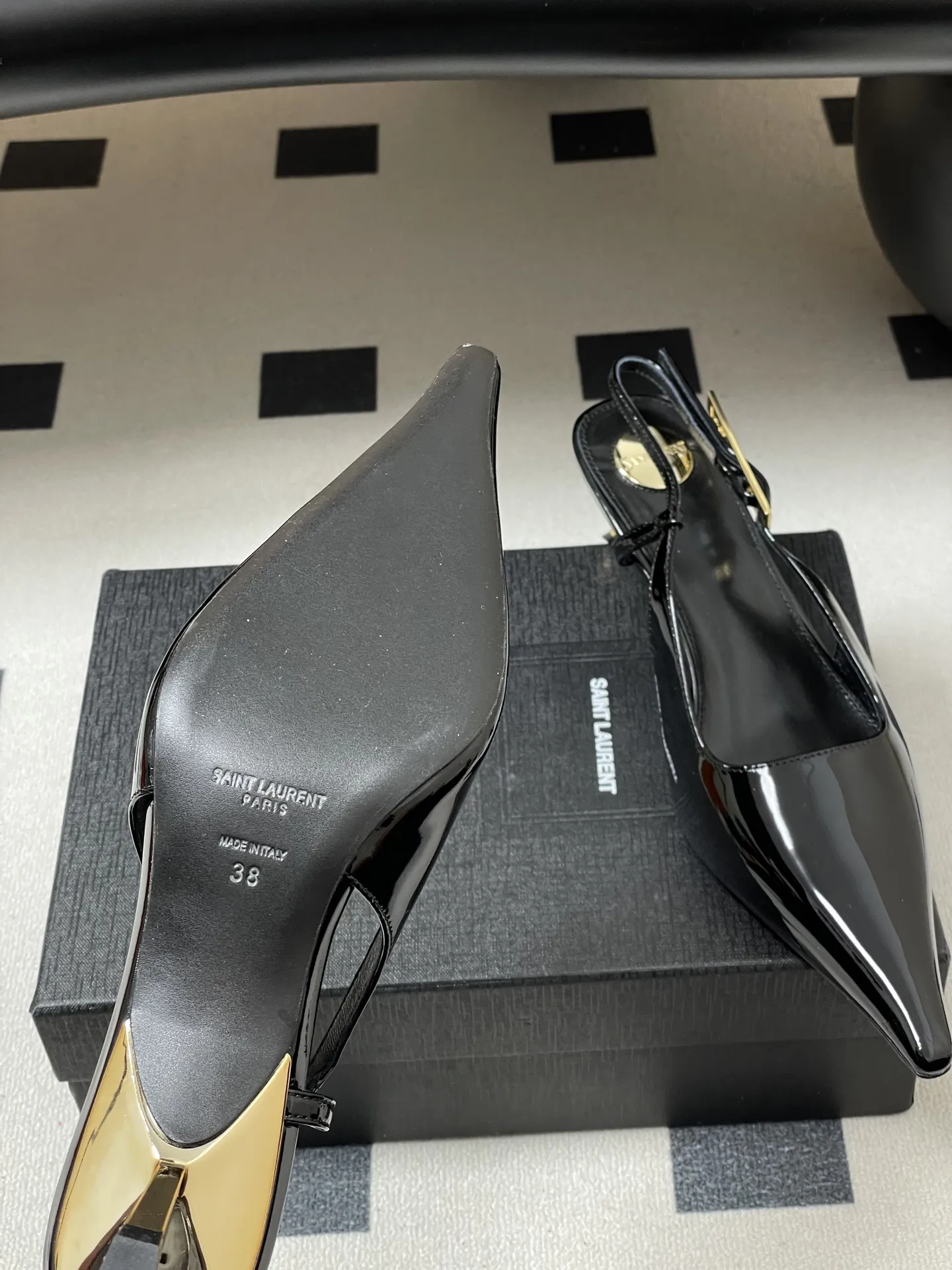 p290- Saint Laurent fw25 new arrival~ YSL圣罗兰2026春夏新款尖头小猫跟后空凉鞋亮面高跟鞋🆕异形金色跟凉鞋 整个鞋非常的简约大气~小尖头更加的精致时髦可以看到我们鞋子侧面是按照人体腿型设计出来的弧度~上脚非常秀气好看不挑人~拉长腿型~适合各种场合搭配~秋冬穿搭必备单品! 鞋面:牛漆皮 内里垫脚:羊皮 鞋底:意大利真皮大底 跟高:5.5cm 码数:35-39(40.41定做不退换)