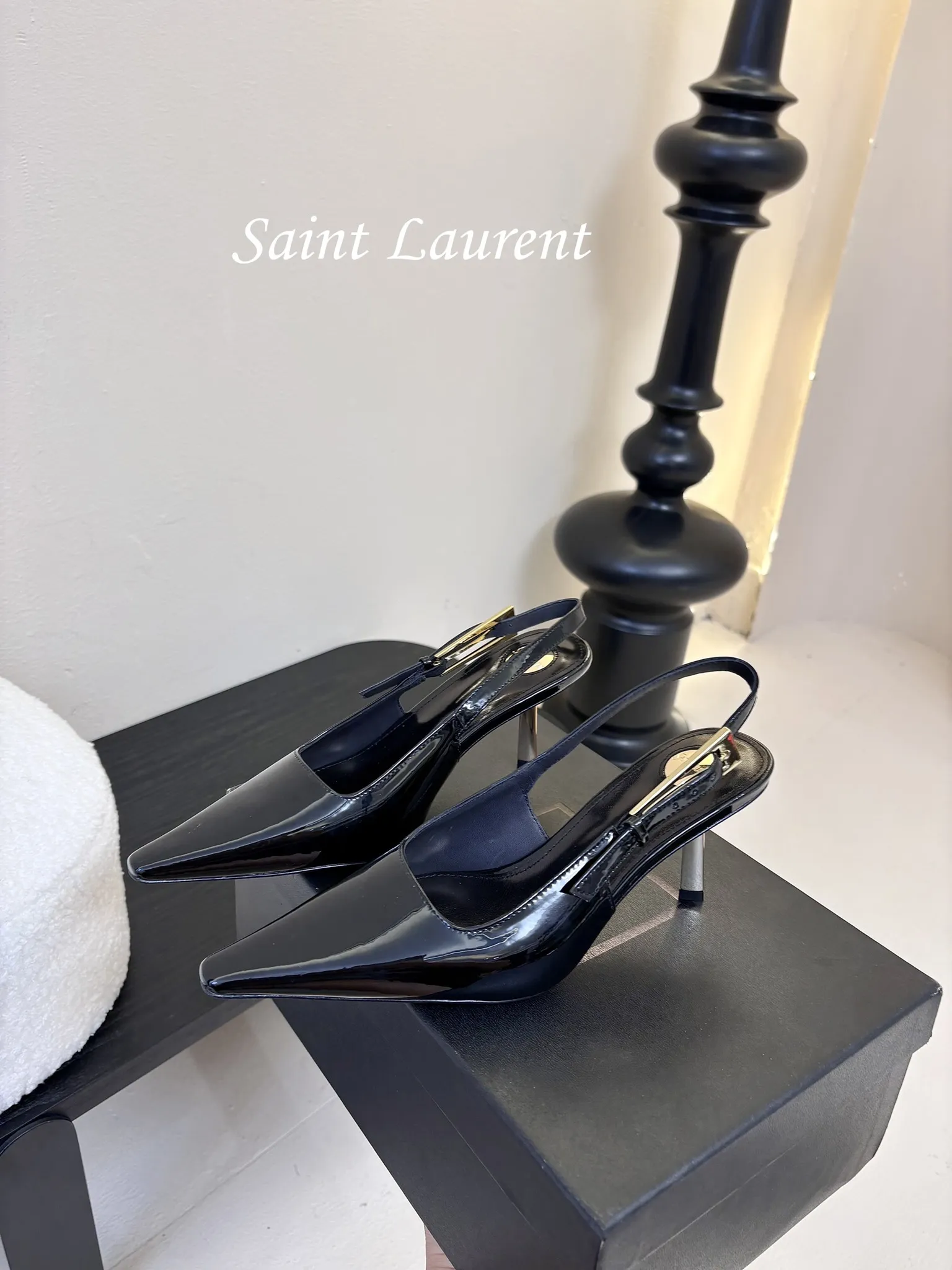 💰270 独家爆品 Saint Lauren* 小金条高跟鞋 依日延续以往的高级和优雅ysl 小金条鞋跟真的太好看啦！ Saint Laurent 方形尖头露跟高跟鞋 小金条鞋跟真的充分突显利落极简 年会聚会party必备 秒杀全场款 太吸睛了 鞋面：定制牛漆皮 大底：真皮大底 跟高：6.5CM 码数：35-40（40定制不退换