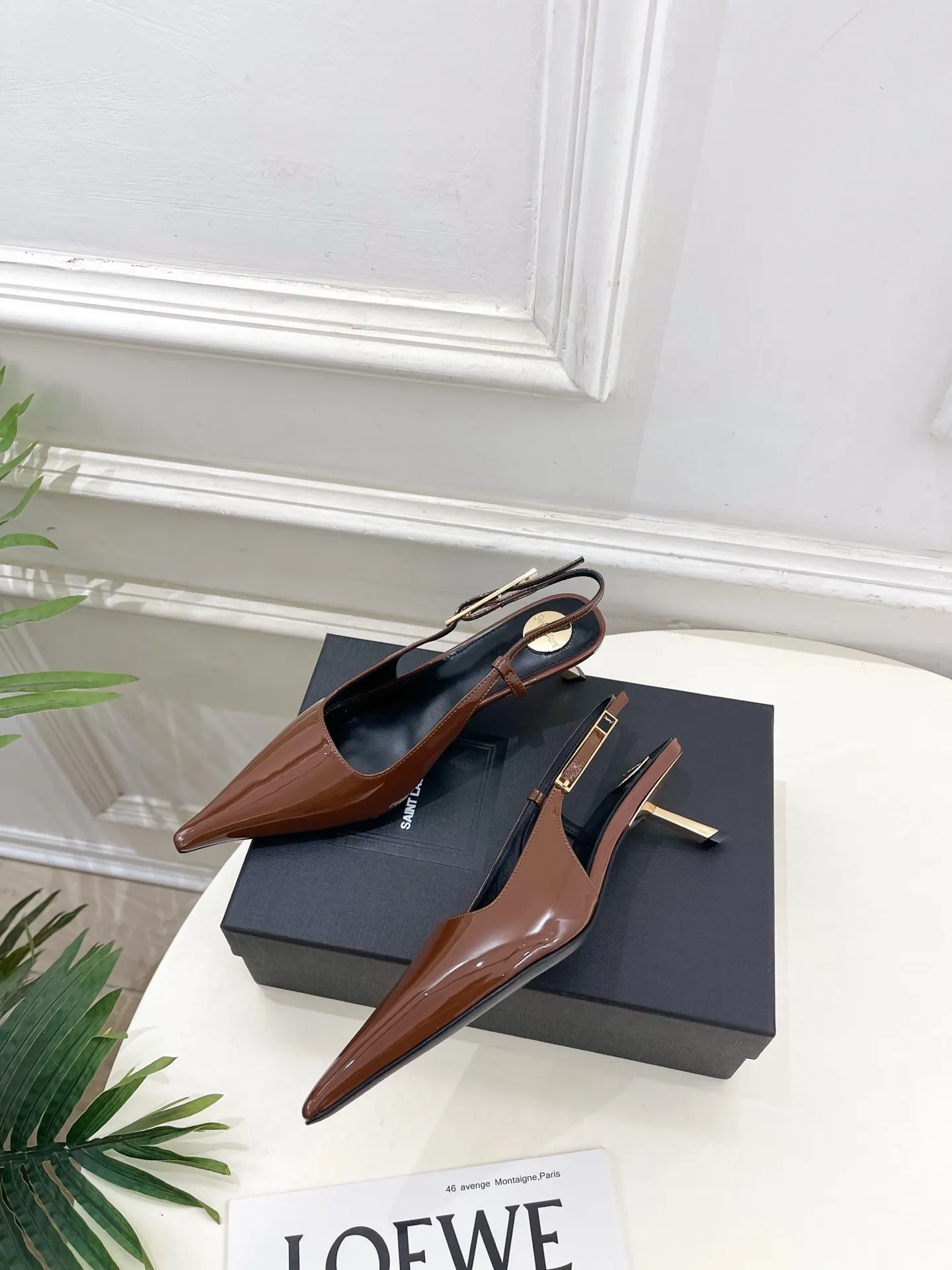 SAIN*LAURENT 圣罗兰 26𝐬𝐬 2026早春新品 尖方头后空凉鞋上新☑️ —————————————— 顶级版‼️YSL超美的一款 恨天高 系列以全新的诠释方式首发!满满的高级感 !时尚度爆棚~无论裙装 、裙装都随意搭配。 鞋面:高定制进口牛漆皮 内里:进口混种羊皮里 大底:意大利真皮大底 跟高:5cm 码数:35-39(40、41可定做) 价格:💰280