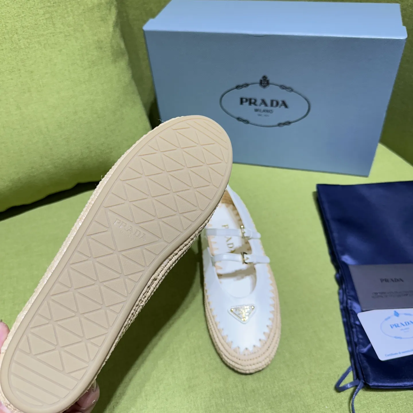Prada普拉达 25ss早春新款🔥🔥✨ 🌟 小红书各大博主推荐,1-1开发 彰显经典魅力。 芭蕾平底鞋巧妙碰撞质感对比,添缀三角形徽标。舒软绒面皮革搭配纯手工精致编织,惬意释放夏日风姿。 开模大底5毫米厚。 面料羊皮,混种羊内里 码数:35一42(40-42定做不退换) 出厂价:320