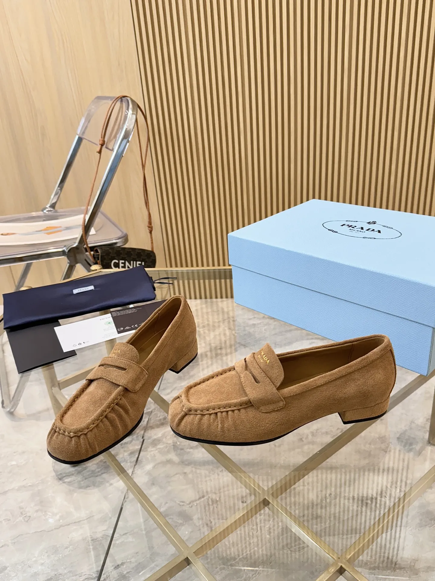 P250.皮面+20 size:35-42（41.42定制） 普拉达褶皱乐福鞋，深棕皮革+褶皱设计，复古又时髦!鞋面柔软，平底超舒适，通勤休闲都能轻松驾驭 。金属Logo点缀，品牌感满满，英伦风一脚蹬，穿脱超方便~无论搭西装裤还是牛仔裤，都能轻松打造随性高级感，是秋冬百搭神器