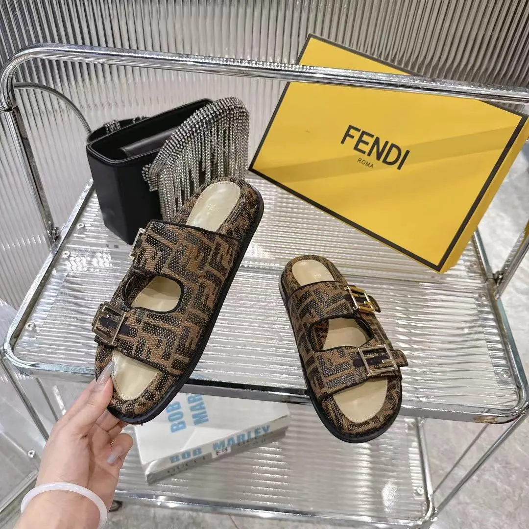 Fendi芬迪 最新配色 feel老花FF凉拖鞋 原版开模1:1还原早秋新款👡 奶油白皮革+FF老花双带扣，阳光下闪到尖叫✨ 边缘雕刻+金色金属件，专柜质感拉满！！ 重点是上脚像踩云朵☁️ 轻到忘记穿鞋 暴走不闷脚！ 出厂价💰200：35-40（41订做不退換）