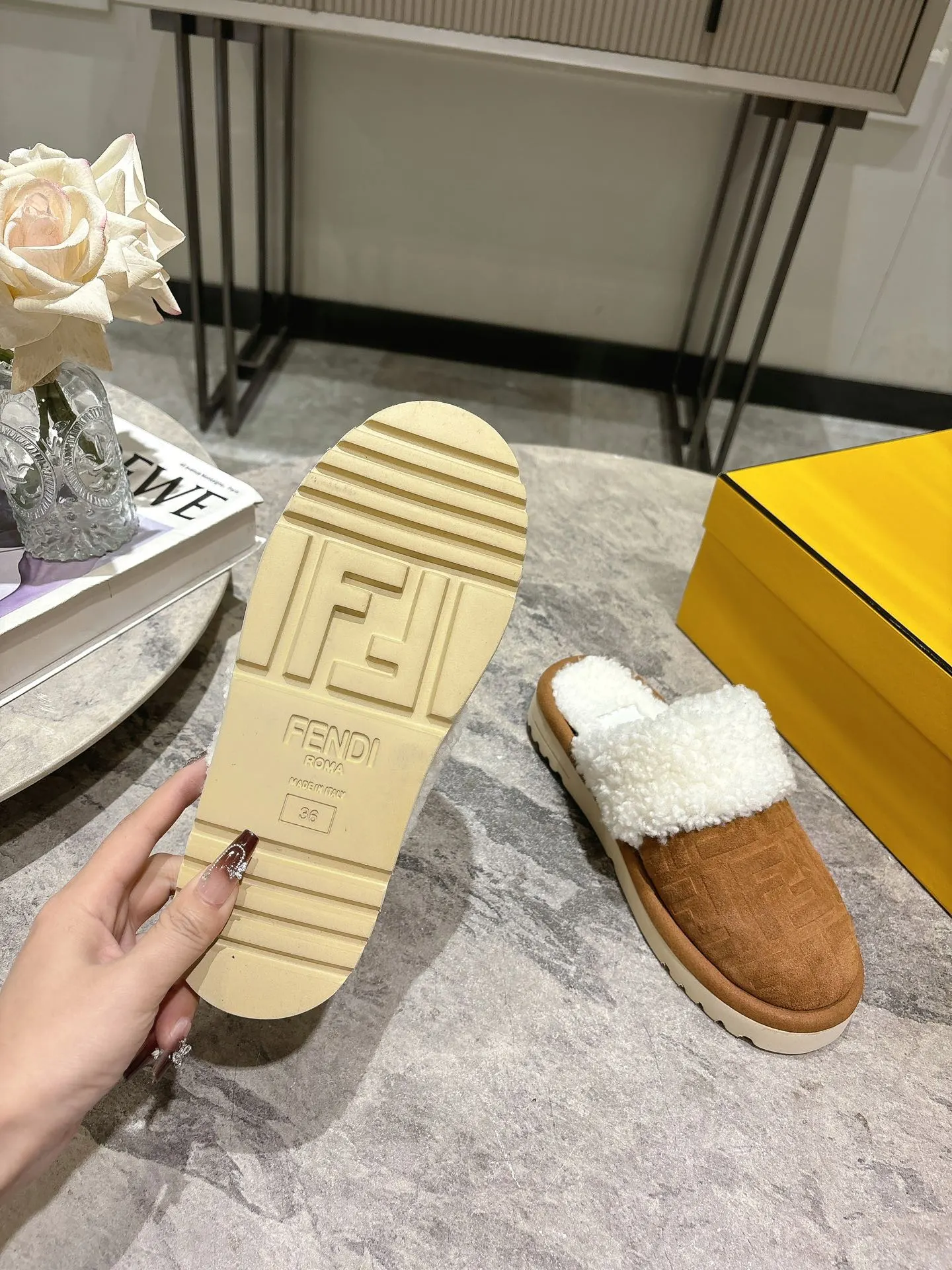 💰280 FENDI芬迪秋冬最新款毛拖 这款拖鞋今年非常爆，FF元素搭配非常时尚 超酷个性非常强！潮派炸街！为数不多的超大牌毛拖 高级级感满满 各大网红明星同款！冬季南方小土豆必备爆款🔥 ⚠面料：进口牛皮面压花 高丝光绒 定制布面 内里真羊毛 独家私模防滑发泡大底 这款鞋子上脚非常舒服，脚感很棒 码数：35-39🐴(40 41定制）