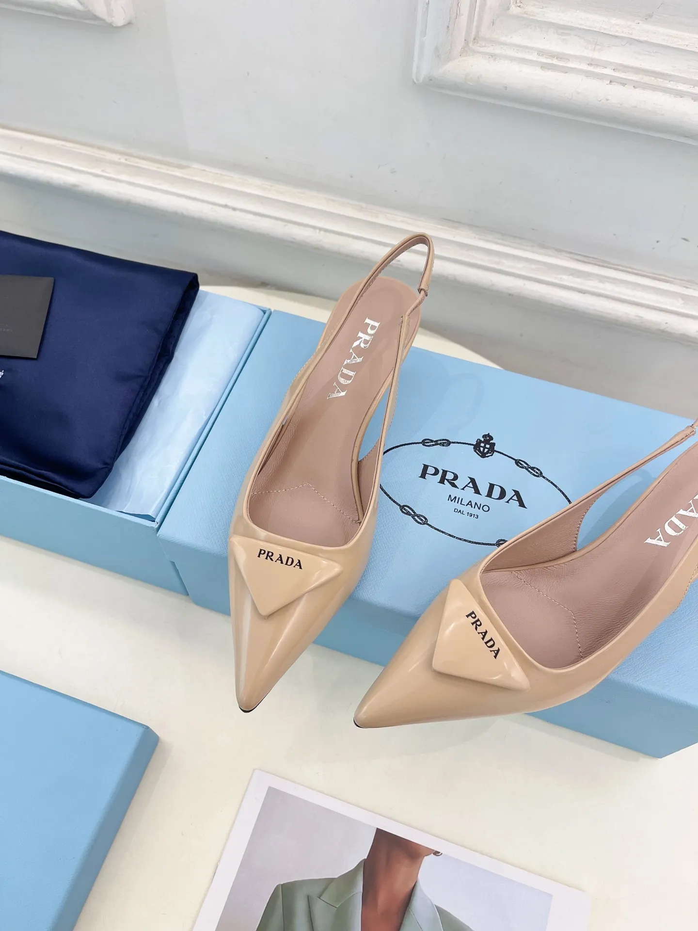 PRADA 普拉达 26𝐬𝐬 🌈2026春夏新品 专柜走秀款 经典三角标尖头露跟鞋系列〰 ◽鞋面:原版高定制开边珠/牛漆皮 ◽️ 内里:进口水染羊皮 ◽大底:原版意大利真皮大底 ◽️ 跟高:5.5cm ◽鞋码: 35-39(34.40.41.42.定做不退换) ◽出厂价:💰290