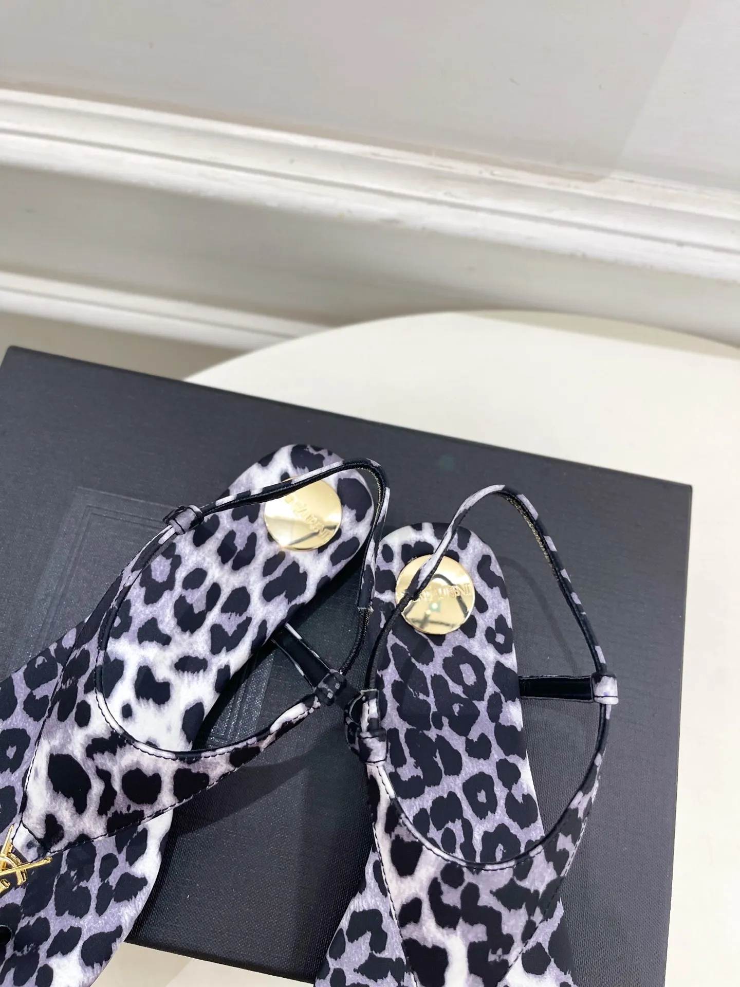 SAIN*LAURENT 圣罗兰 2025早春新品 YSL 夹脚凉鞋上新☑️ —————————————— 顶级版‼️YSL超美的一款 以全新的诠释方式首发!极简主义风格 设计超级修饰腿型 复古时髦风格 随意搭配都好看! 鞋面:原版定制布料 内里:进口混种羊皮 大底:意大利真皮大底 跟高:平底 码数:35-39(34、40可定做) 价格:💰250