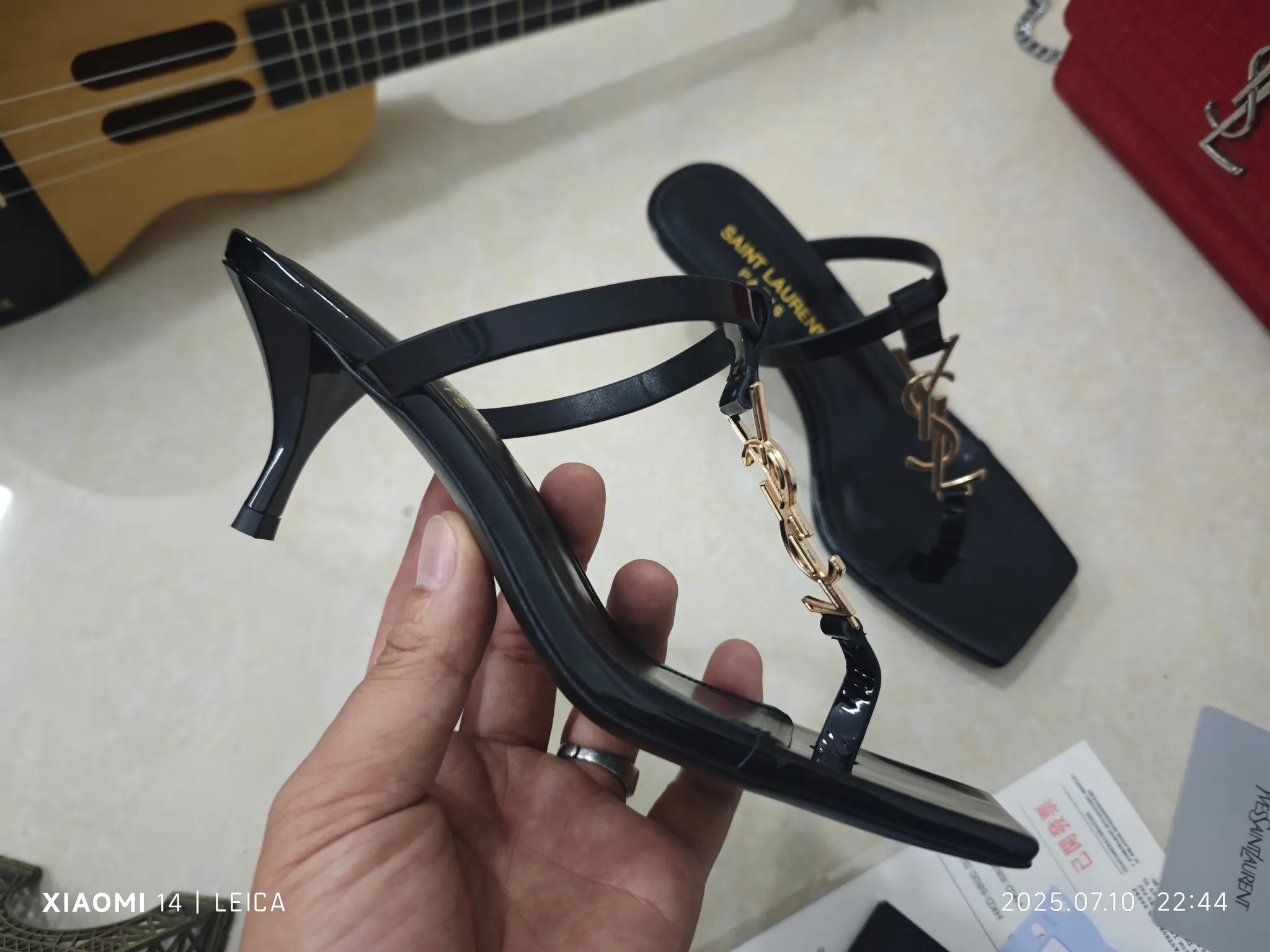 😍😍😍2025最新款😍😍😍 💰240顶级版本【Saint Laurent】YSL 圣罗兰logo细跟油边凉鞋😍今年必定俘虏无数美女的一款 👠后带完美的露肤度更显得白显瘦，经典时尚百搭款 低调中透露出高雅气质💃材料采用进口原版漆皮牛皮做面，内里垫脚采用进口羊皮，大底原版复刻的真皮大底，跟高6.5cm，超强度一体压铸而成，通过各种高强度测试都不会断跟(掰砍砸)，这是让人眼前一亮的性感凉鞋，码数35－40(41/42/34定制不退换）