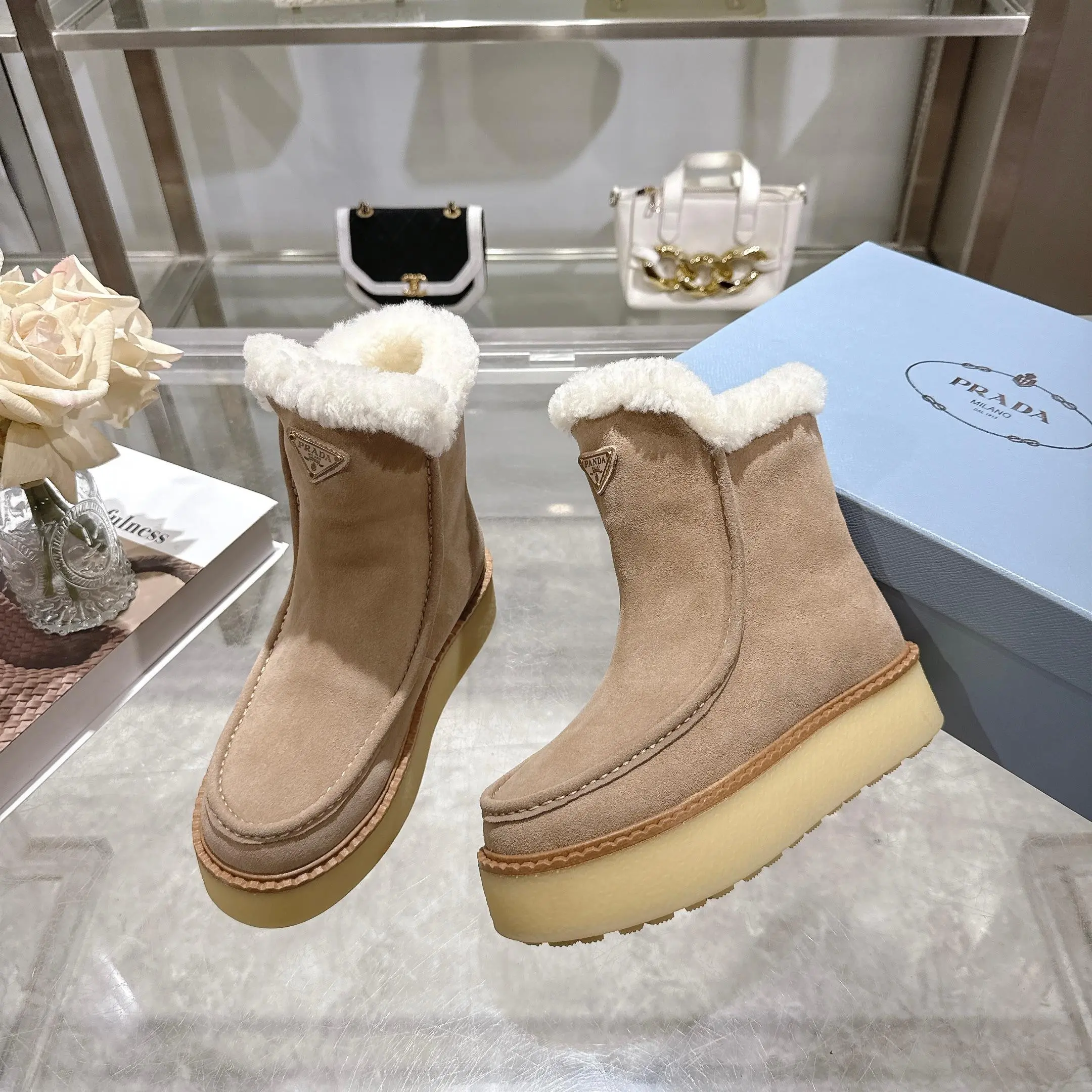350！最新款普拉达，此款绒面牛皮革短靴结合橡胶厚底与柔软的羊皮毛衬里设计，勾勒利落线条，融入现代细节。 带衬里 涂珐琅三角形金属徽标 靴筒:14厘米 厚底，50毫米 凹凸纹1:1原版大底 凹口沿条 颜色:5 码数:35-42