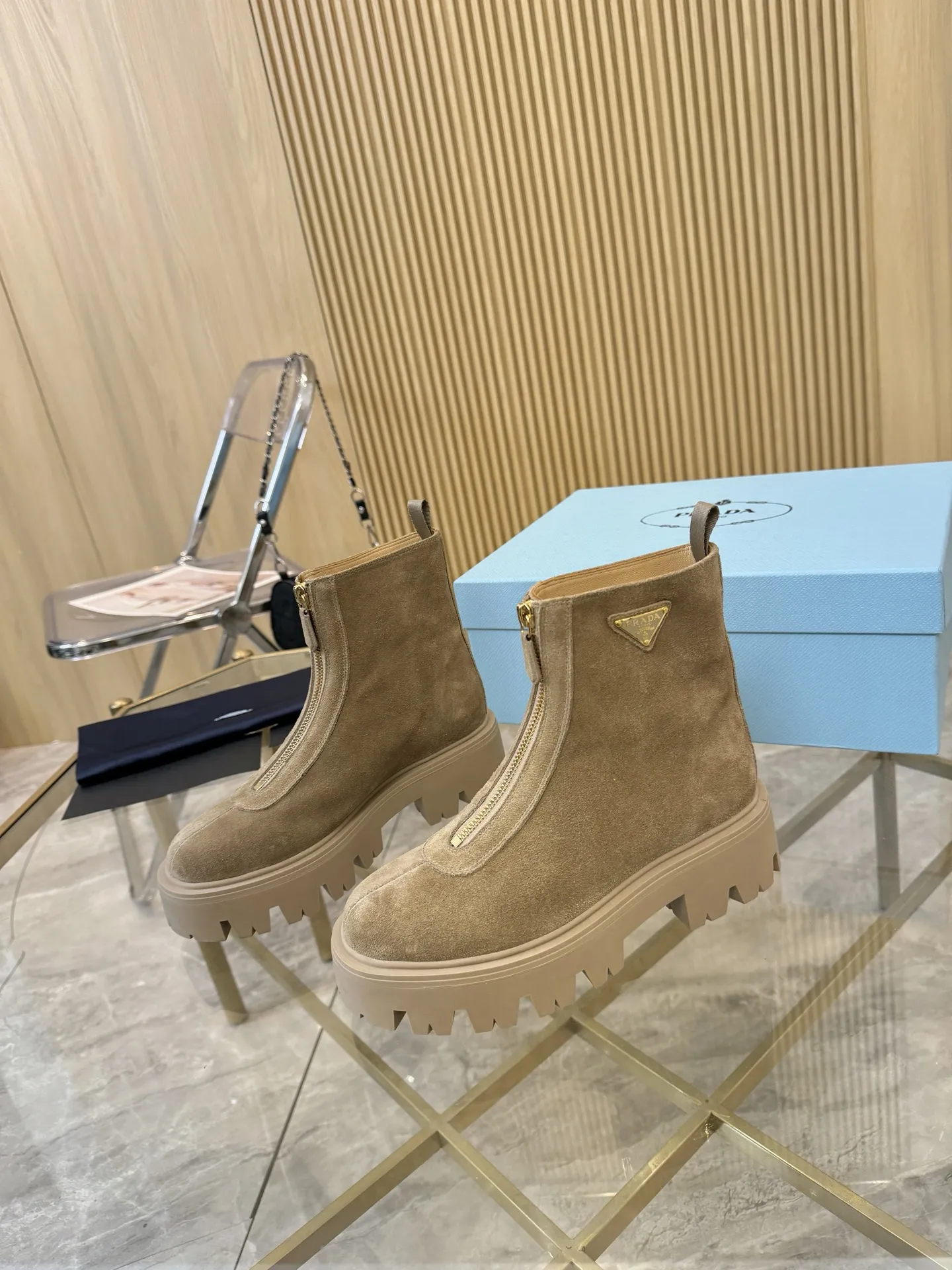 出厂价羊毛裡330.皮裡💰290 PRAD* 25ss普拉达经典三角标一脚蹬王炸女靴 冬天买不到的系列，绝对是今年的大爆款！！贼好看！Prada靴子真的很哇塞！上脚大气显腿瘦气质这块刚好拿捏 鞋面：牛猄 内里：牛皮，羊毛裡 大底：原板开模大底 Size：35-41