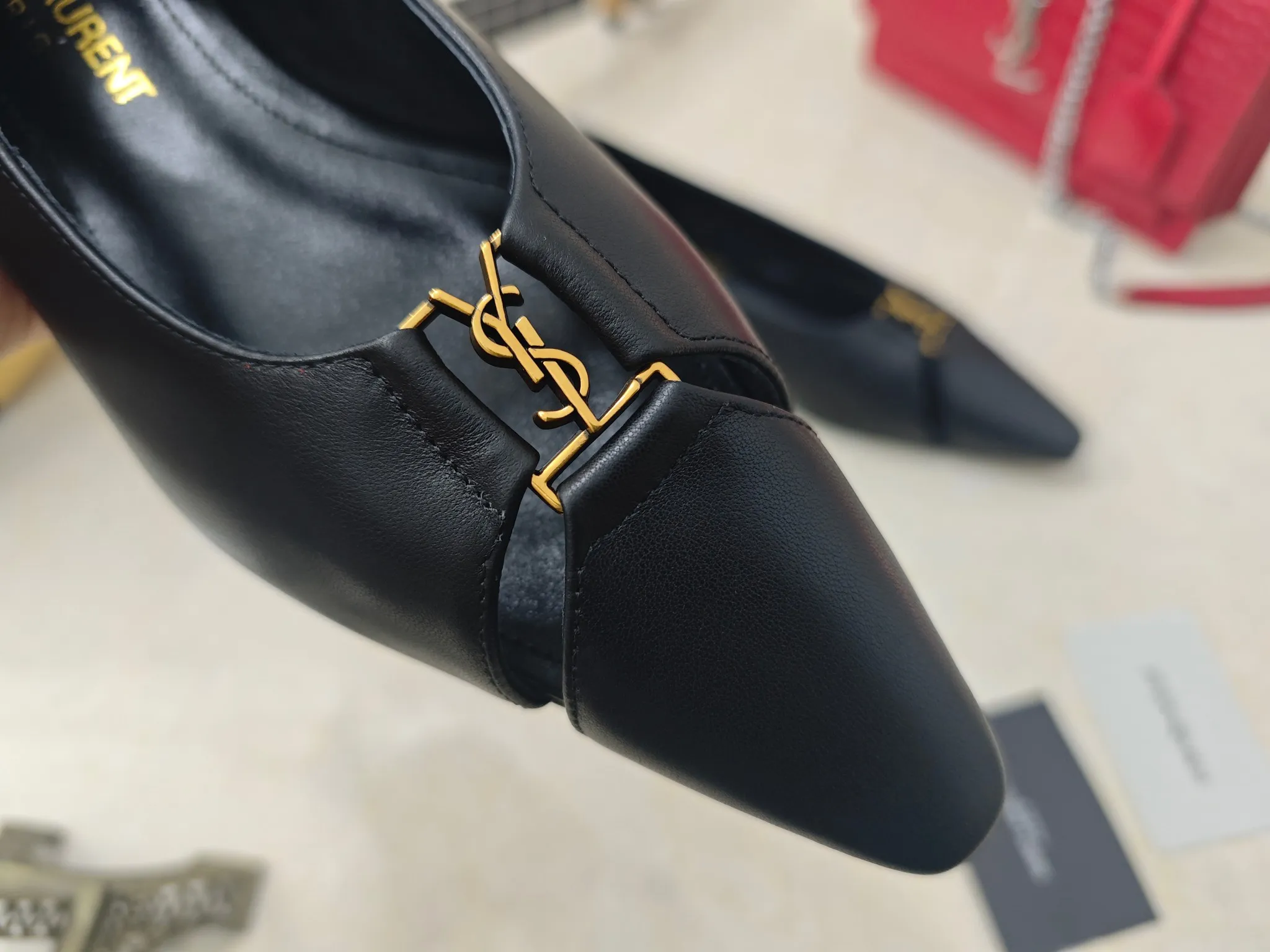 工厂价💰260【Saint Laurent】圣罗兰、平跟ysl字单鞋💃2024早秋专柜同步最新款、YSL、装饰👠 经典上乘美艳力作 专柜最火春夏系列 兼备气质 时尚 经典耐看的设计风格 😌上脚效果特别美〰️，材料采用🇮🇹意大利进口小黑牛，进口黑漆皮、内里、垫脚；绵羊皮、平跟单鞋，码数35-41码（34.41.42要定做，不退换）大底；进口真皮大底、配专柜全套包装