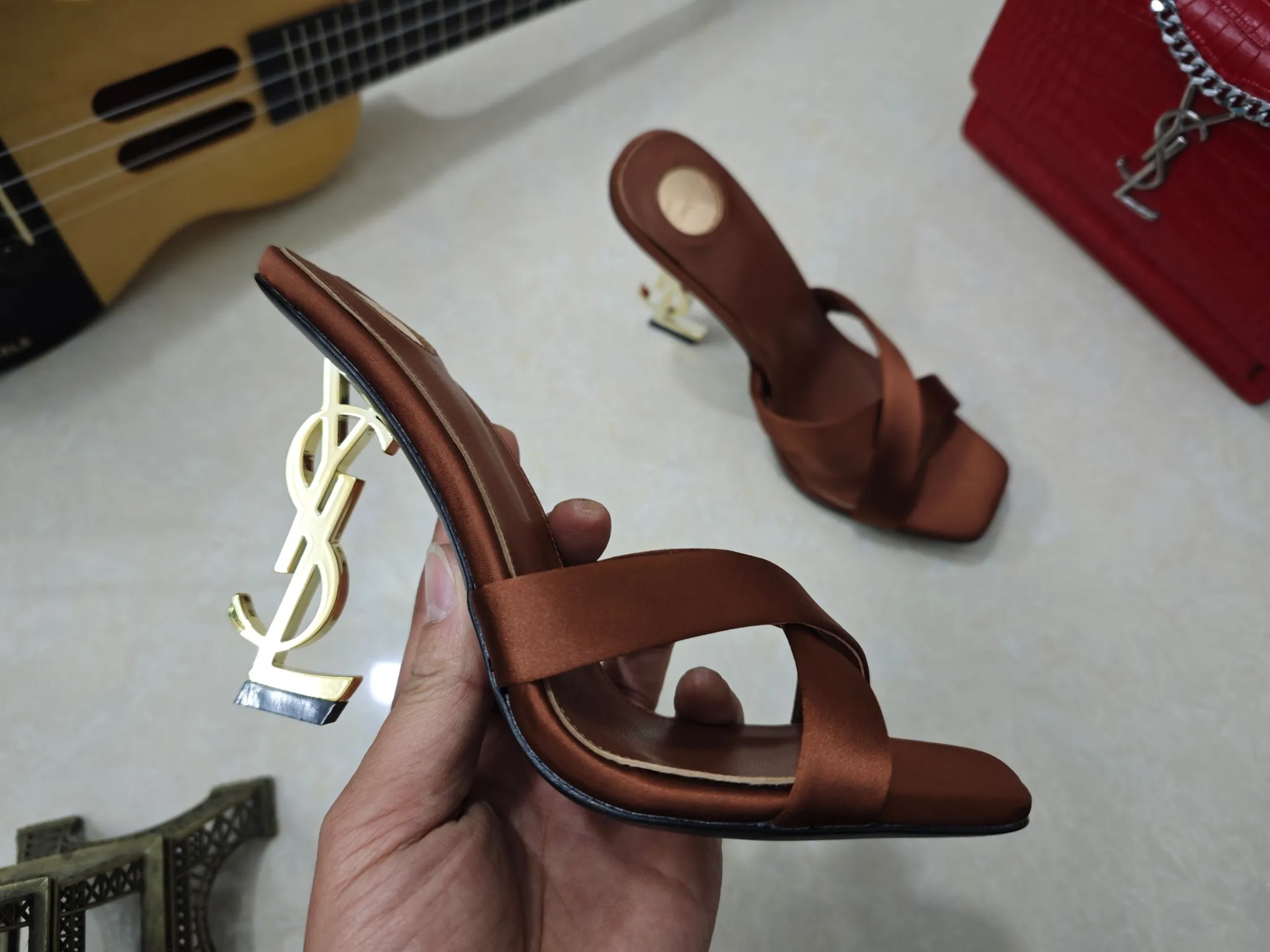 工厂价💰250【Saint Laurent】圣罗兰、高跟ysl字高跟鞋💃2025早春专柜同步最新款、YSL、装饰👠 经典上乘美艳力作 专柜最火秋冬系列 兼备气质 时尚 经典耐看的设计风格 😌上脚效果特别美〰️,材料采用🇮🇹意大利进口小黑牛,进口黑羊皮、内里、垫脚;绵羊皮、细跟高跟鞋,码数35-41码(34.41.42要定做,不退换)大底;进口真皮大底、配专柜全套包装