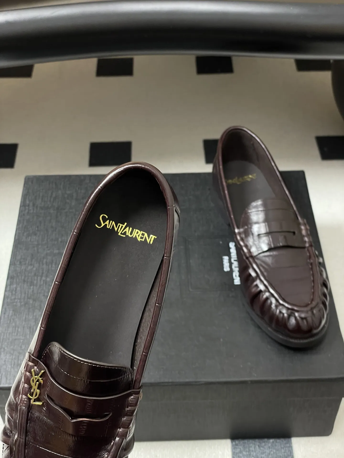 p310-顶级品质 Saint Laurent 圣罗兰fw26 new arrival～ YSL LE LOAFER系列 26Fw春夏新款复古质感鳗鱼纹褶皱乐福鞋/穆勒鞋麂皮绒面老钱风单鞋/半拖鞋一脚蹬休闲鞋 标志性褶皱鞋头+手工莫卡辛缝线，自带复古松弛感；鞋身是乐福鞋经典一脚蹬设计，搭配金属YSL标志，简约又有辨识度。 皮革内衬+真皮大底，质感和舒适度都在线。风格适配性强，既能搭正装（西装/裙装）走精致路线，也能配休闲装，牛仔裤/卫衣，打造松弛感，属于&ldquo;一鞋多穿&rdquo;的轻奢单品。 鞋面：牛皮/胎牛反绒/牛油皮 内里垫脚：丝绸羊皮 鞋底：意大利双层加厚真皮大底 码数：35-39（40.41定做不退换）