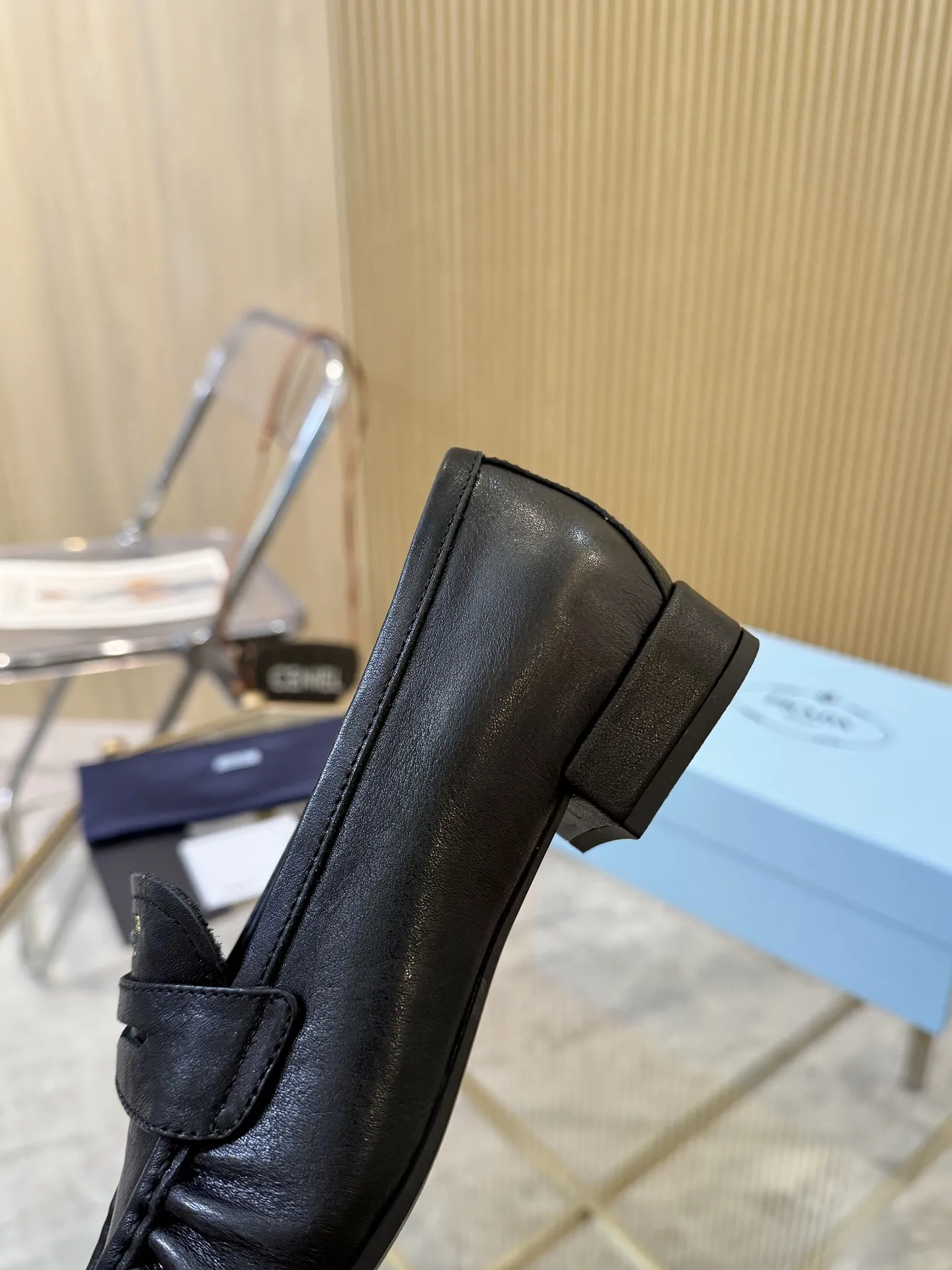 P250.皮面+20 size:35-42(41.42定制) 普拉达褶皱乐福鞋,深棕皮革+褶皱设计,复古又时髦!鞋面柔软,平底超舒适,通勤休闲都能轻松驾驭 。金属Logo点缀,品牌感满满,英伦风一脚蹬,穿脱超方便~无论搭西装裤还是牛仔裤,都能轻松打造随性高级感,是秋冬百搭神器