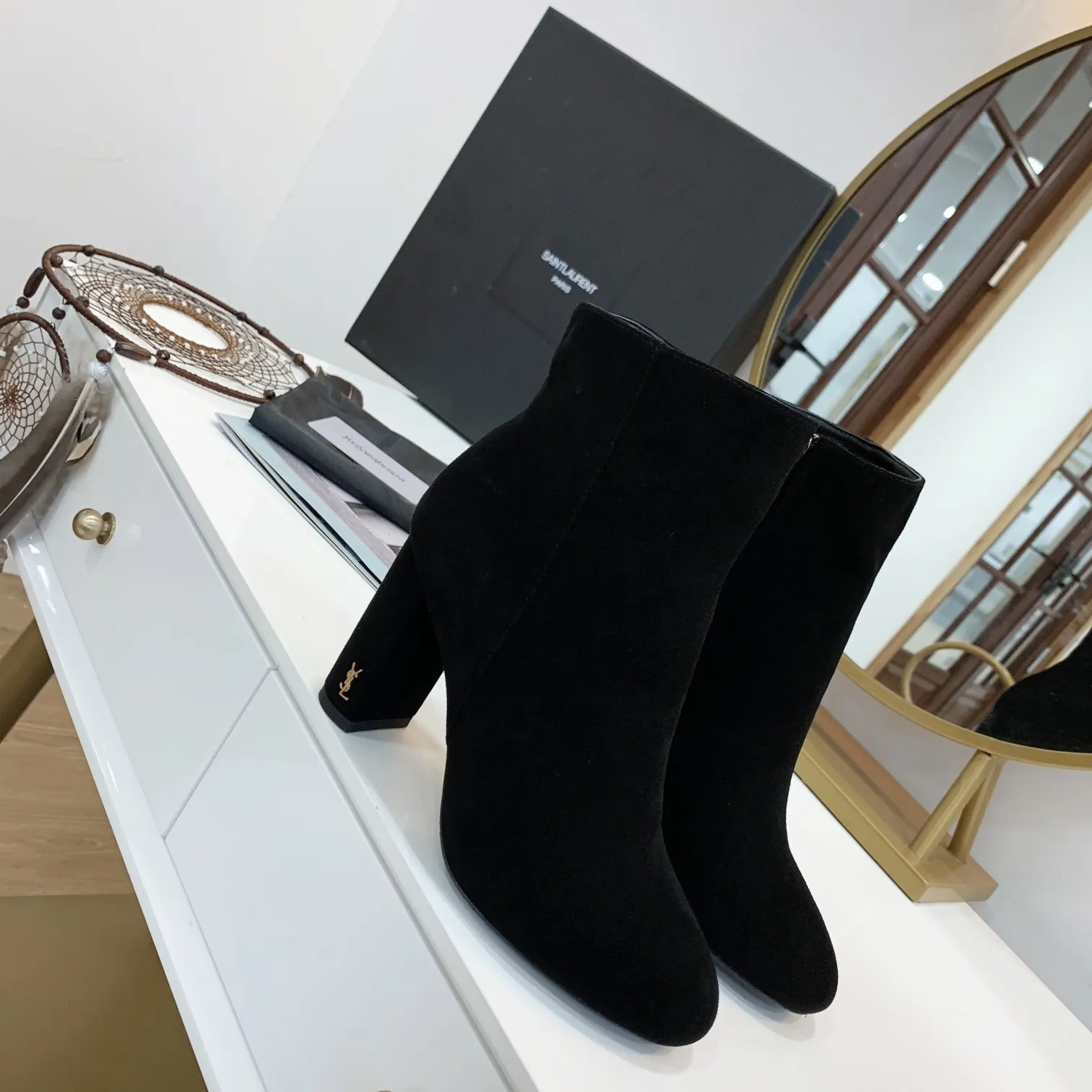 新款官网正品(YSL)圣罗兰经典时尚高跟女短靴,面料采用头层牛皮 内里+垫脚全羊皮里,跟高9cm,筒高6寸,上脚高端舒适大气,码数正码35--40 41码可以定做 )橡胶底出厂价280元💪💪💪. 真皮大底300元 。欢迎各位老板上图大卖!