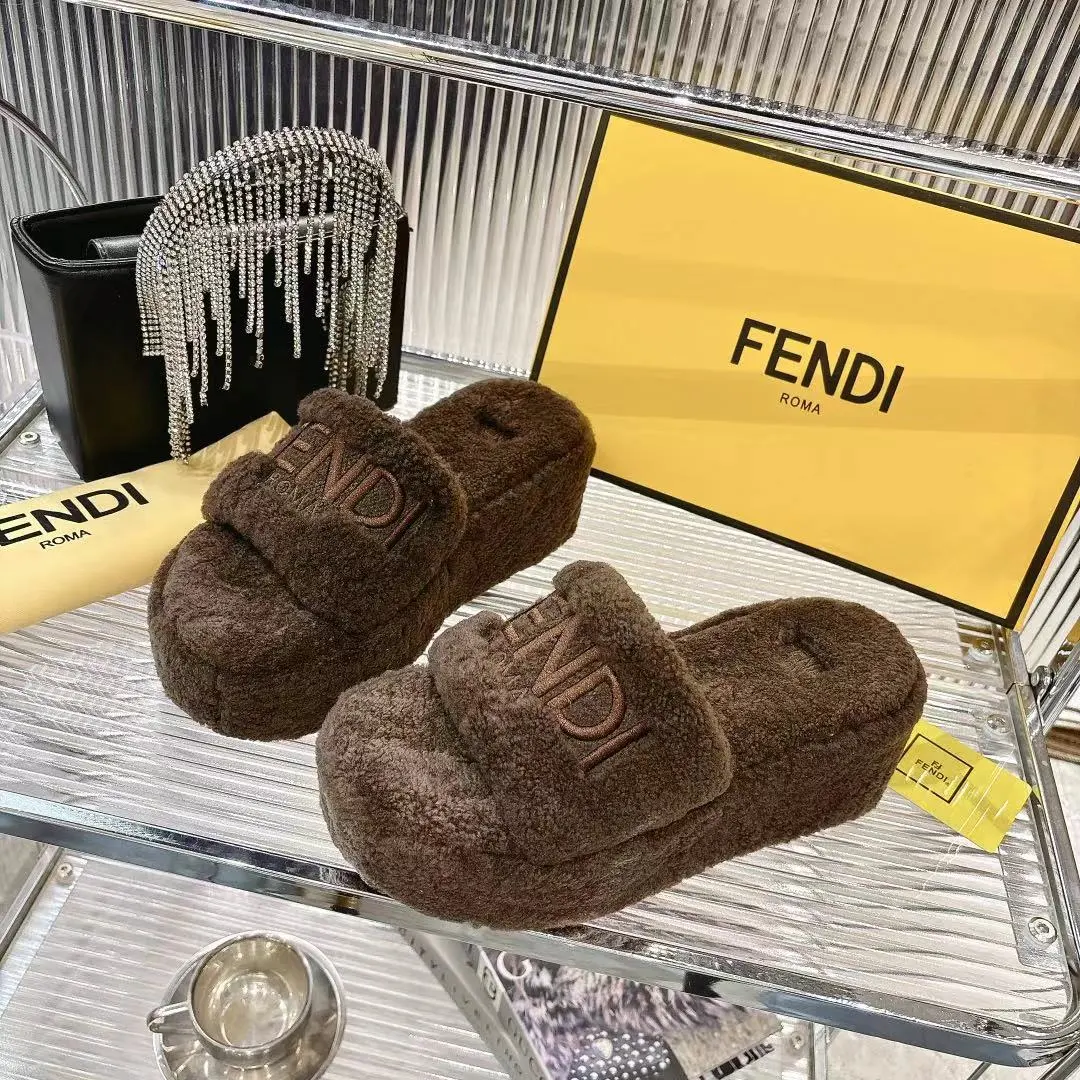l新款 FENDI 芬迪毛毛拖,专柜原装正版原版复刻爆款来袭✨今天给你们分享这款超火的 FENDI 芬迪毛毛拖!👏 🐑采用原版羊羔毛,质感无敌,摸上去那叫一个柔软舒服,就像踩在云朵上☁️,而且真的是超级暖和 👠全真皮羊羔毛材质,尽显原版品质,从鞋面到鞋垫,每一处细节都彰显着精致与奢华。 😎上脚效果更是惊艳,不仅好看时尚,还能瞬间提升整体穿搭的格调,让你成为街头的时尚焦点。 🎁原版包装,仪式感满满。 📏码数:35 -40 码出厂价💰240元