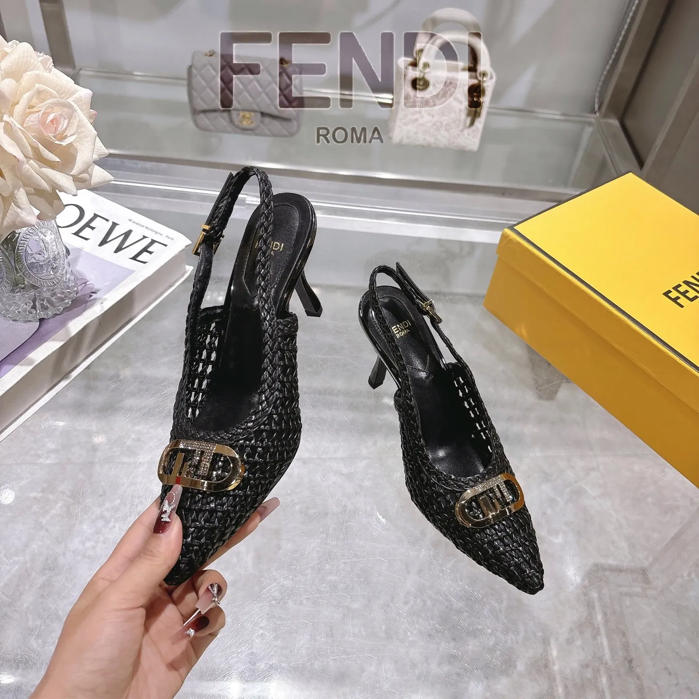 🎉🆕𝙁𝙀𝙉𝘿𝙄 🆕 | 芬迪 2025🆕🙌 编织镂空系带露跟高跟鞋凉鞋💯 〰 〰 🆕 🆕🆕 〰 〰 💯 出厂价： ♡真皮大底：300💰 ♡〰 ɪɴғᴏʀᴍᴀᴛɪᴏɴ 〰 ♡ Fendi编织镂空性感高跟鞋。 手工编织皮革镂空透气柔软清爽面料～～鞋侧高端金属扣系带开合精简利落✨ 高级编织精美鞋面&重工镶钻金色金属五金扣，搭配出质感奢华高贵 线条流畅优美 精湛工艺在每一处细节尽显，穿上就气场十足～👍🔝。 ♡面料：手工编织皮革&特级羊皮。 特级羊皮里羊皮 垫脚 颜色：优雅黑、银光色 . 棕黄色. 纯白色。 ♡跟高：8. 𝒄𝒎 ♡Size：35-41（41定做不予退换，先付款后生产❤️ ）