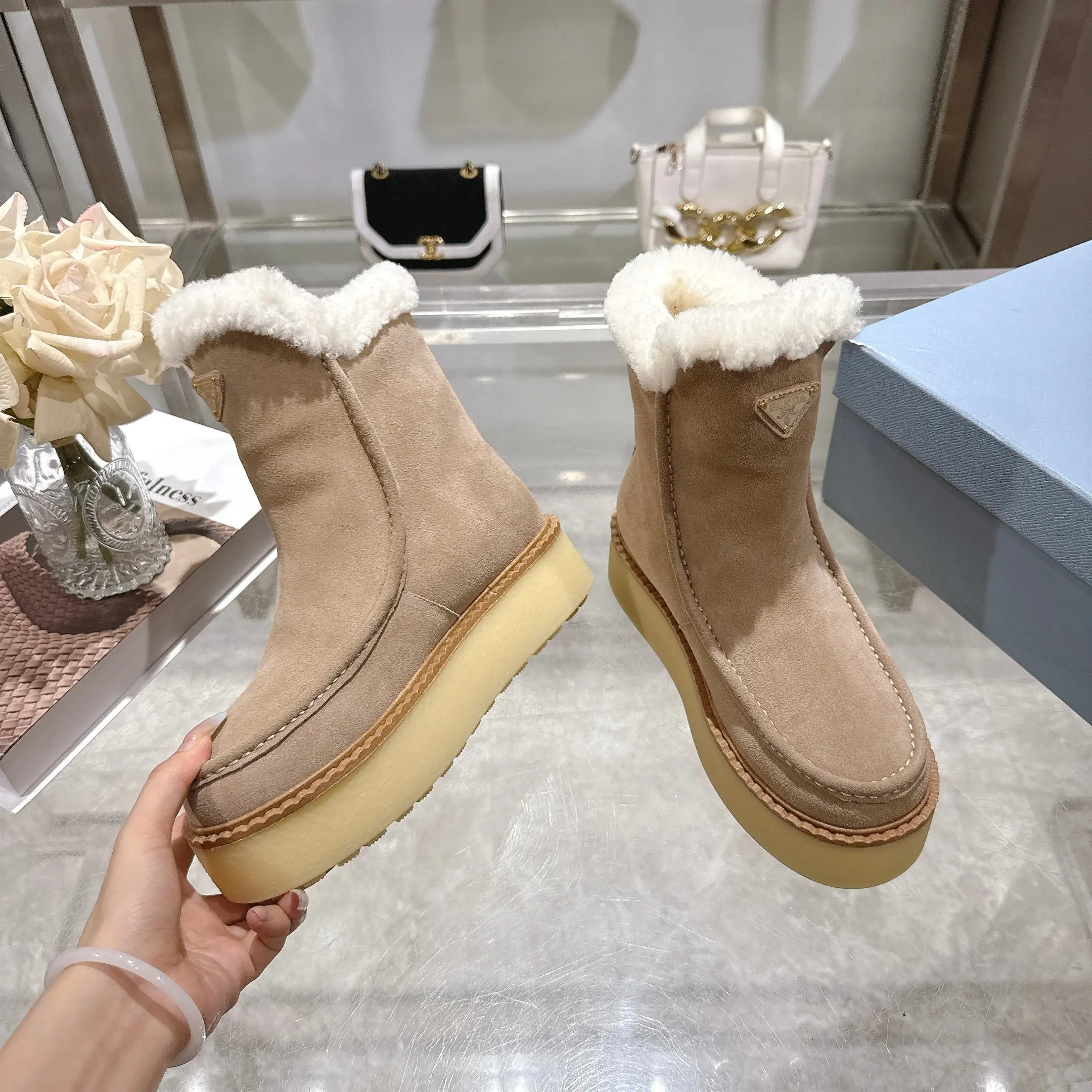 350！最新款普拉达，此款绒面牛皮革短靴结合橡胶厚底与柔软的羊皮毛衬里设计，勾勒利落线条，融入现代细节。 带衬里 涂珐琅三角形金属徽标 靴筒:14厘米 厚底，50毫米 凹凸纹1:1原版大底 凹口沿条 颜色:5 码数:35-42