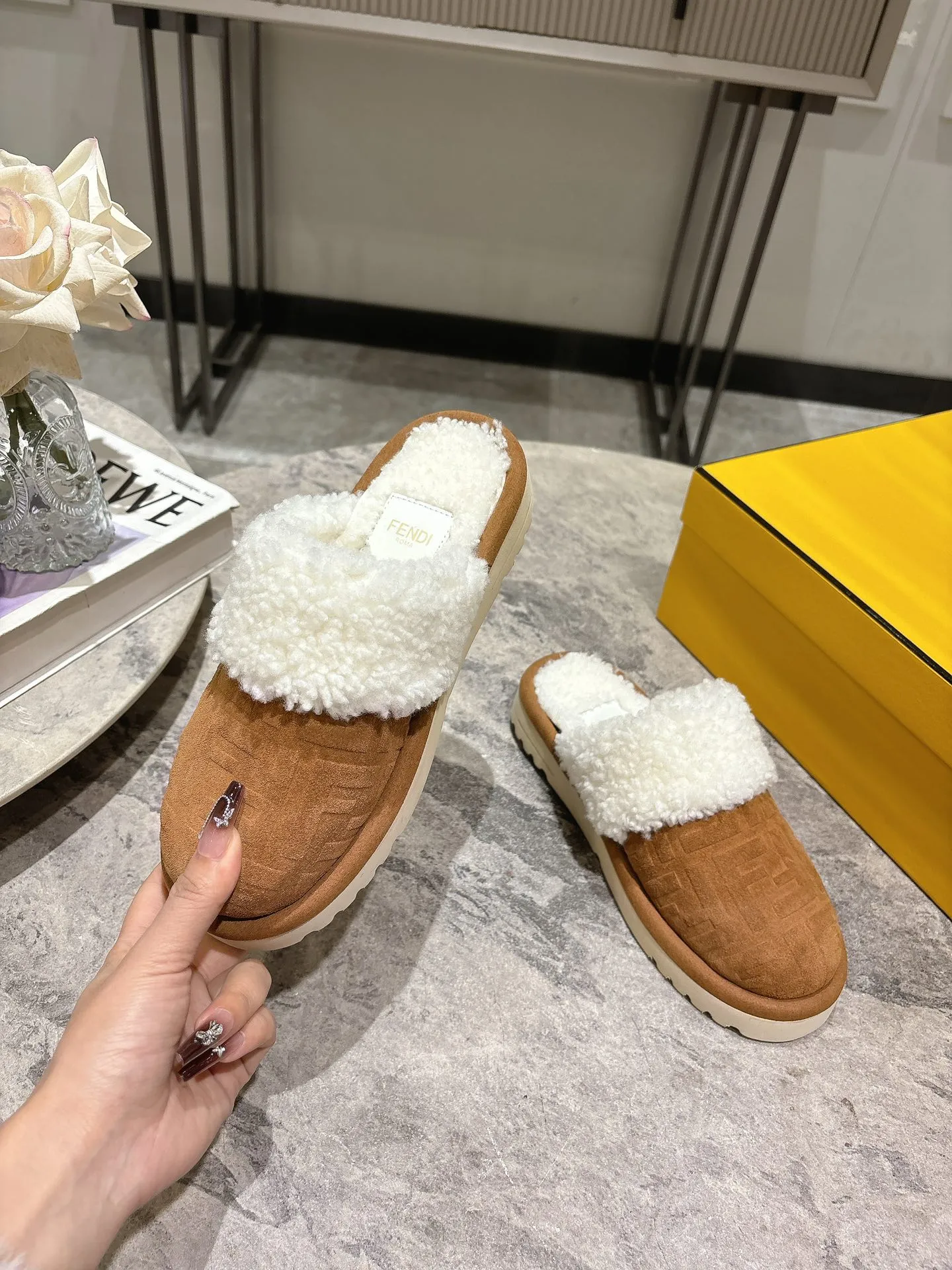 💰280 FENDI芬迪秋冬最新款毛拖 这款拖鞋今年非常爆，FF元素搭配非常时尚 超酷个性非常强！潮派炸街！为数不多的超大牌毛拖 高级级感满满 各大网红明星同款！冬季南方小土豆必备爆款🔥 ⚠面料：进口牛皮面压花 高丝光绒 定制布面 内里真羊毛 独家私模防滑发泡大底 这款鞋子上脚非常舒服，脚感很棒 码数：35-39🐴(40 41定制）