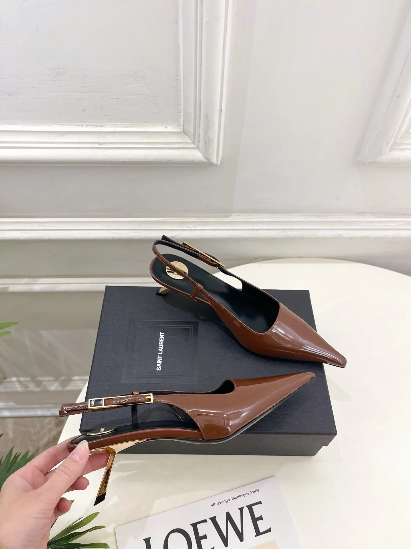 SAIN*LAURENT 圣罗兰 26𝐬𝐬 2026早春新品 尖方头后空凉鞋上新☑️ —————————————— 顶级版‼️YSL超美的一款 恨天高 系列以全新的诠释方式首发!满满的高级感 !时尚度爆棚~无论裙装 、裙装都随意搭配。 鞋面:高定制进口牛漆皮 内里:进口混种羊皮里 大底:意大利真皮大底 跟高:5cm 码数:35-39(40、41可定做) 价格:💰280