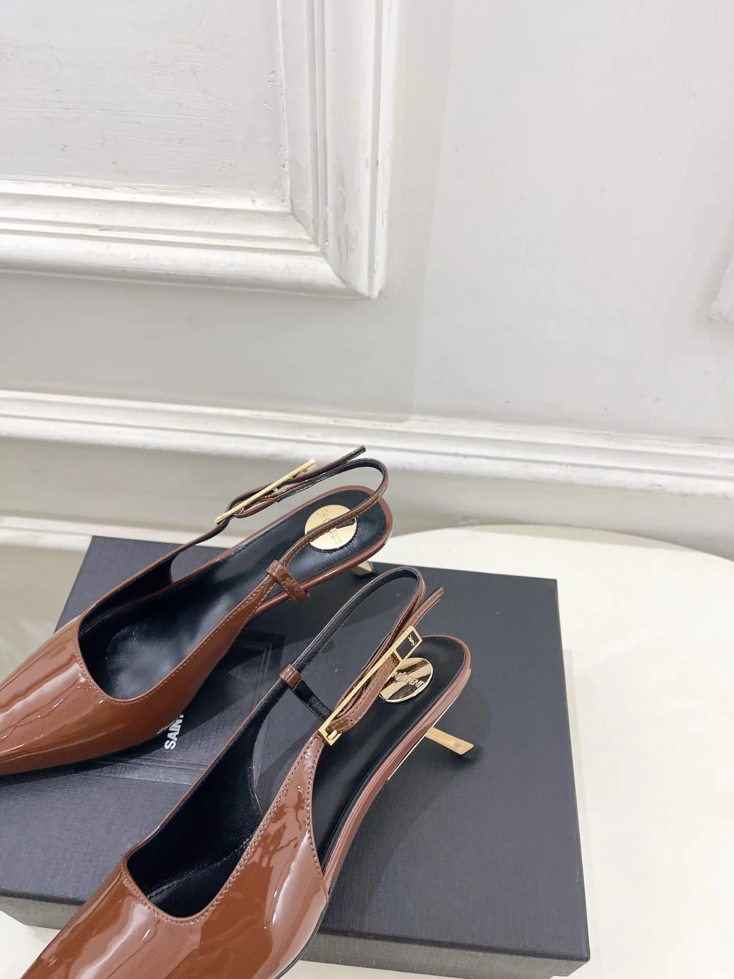 SAIN*LAURENT 圣罗兰 26𝐬𝐬 2026早春新品 尖方头后空凉鞋上新☑️ —————————————— 顶级版‼️YSL超美的一款 恨天高 系列以全新的诠释方式首发!满满的高级感 !时尚度爆棚~无论裙装 、裙装都随意搭配。 鞋面:高定制进口牛漆皮 内里:进口混种羊皮里 大底:意大利真皮大底 跟高:5cm 码数:35-39(40、41可定做) 价格:💰280