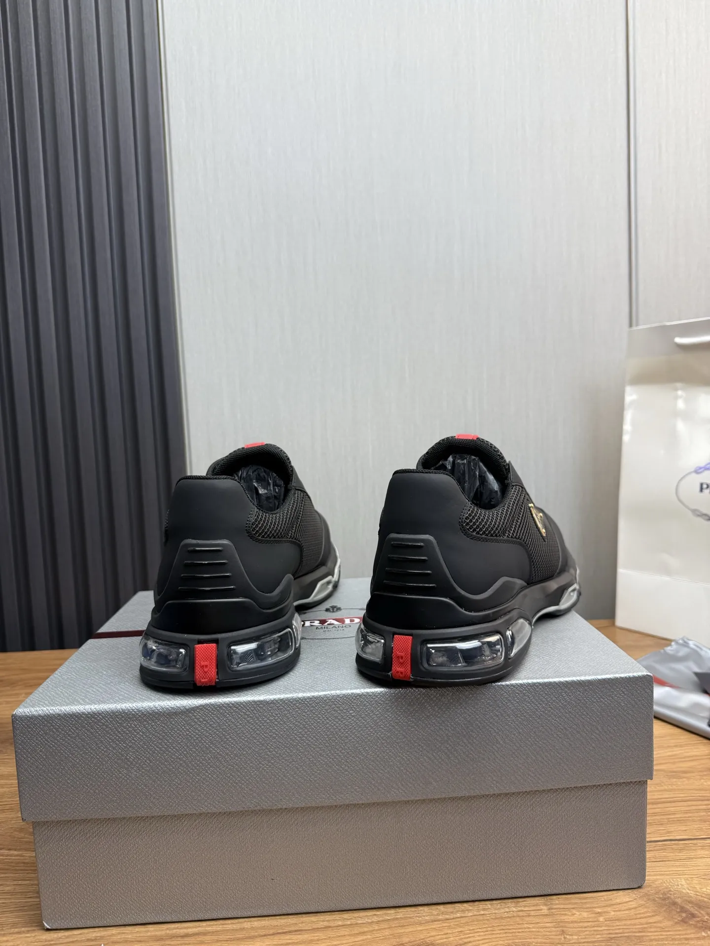 工厂价350💰 【PRADA普拉达】男鞋专柜爆款，高品质出货✔️官网同步 原版进口牛皮配舒适网面+牛皮内里，1⃣️比1⃣️复刻 ，原厂抽空气垫原版底，38-45